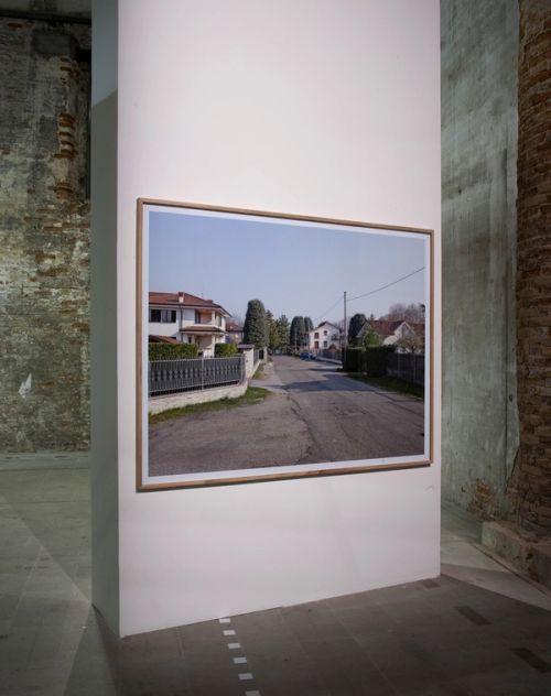 Tommaso Bonaventura, Alessandro Imbriaco, Fabio Severo, Immediate Surroundings. Residences of Italian Mafia Organizations, 45° 27’ 01’’ N / 09° 08’ 52’’ E