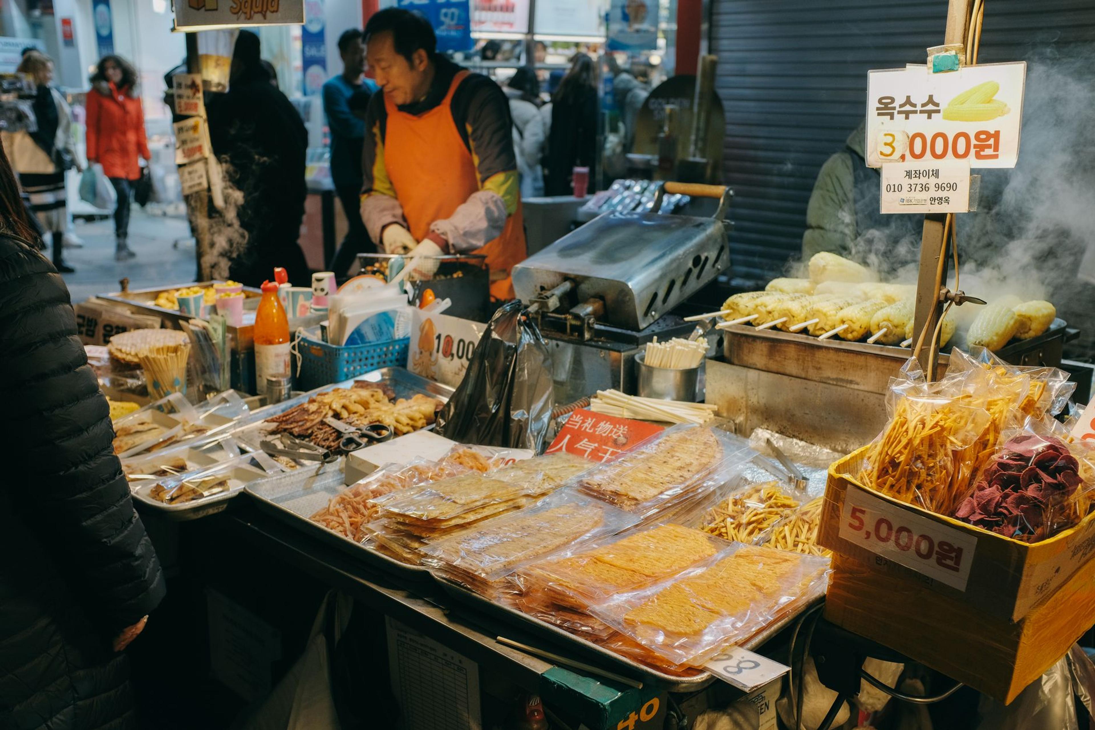 The Gwangjang Market Test: What Travelers Get Wrong About Money in South Korea
