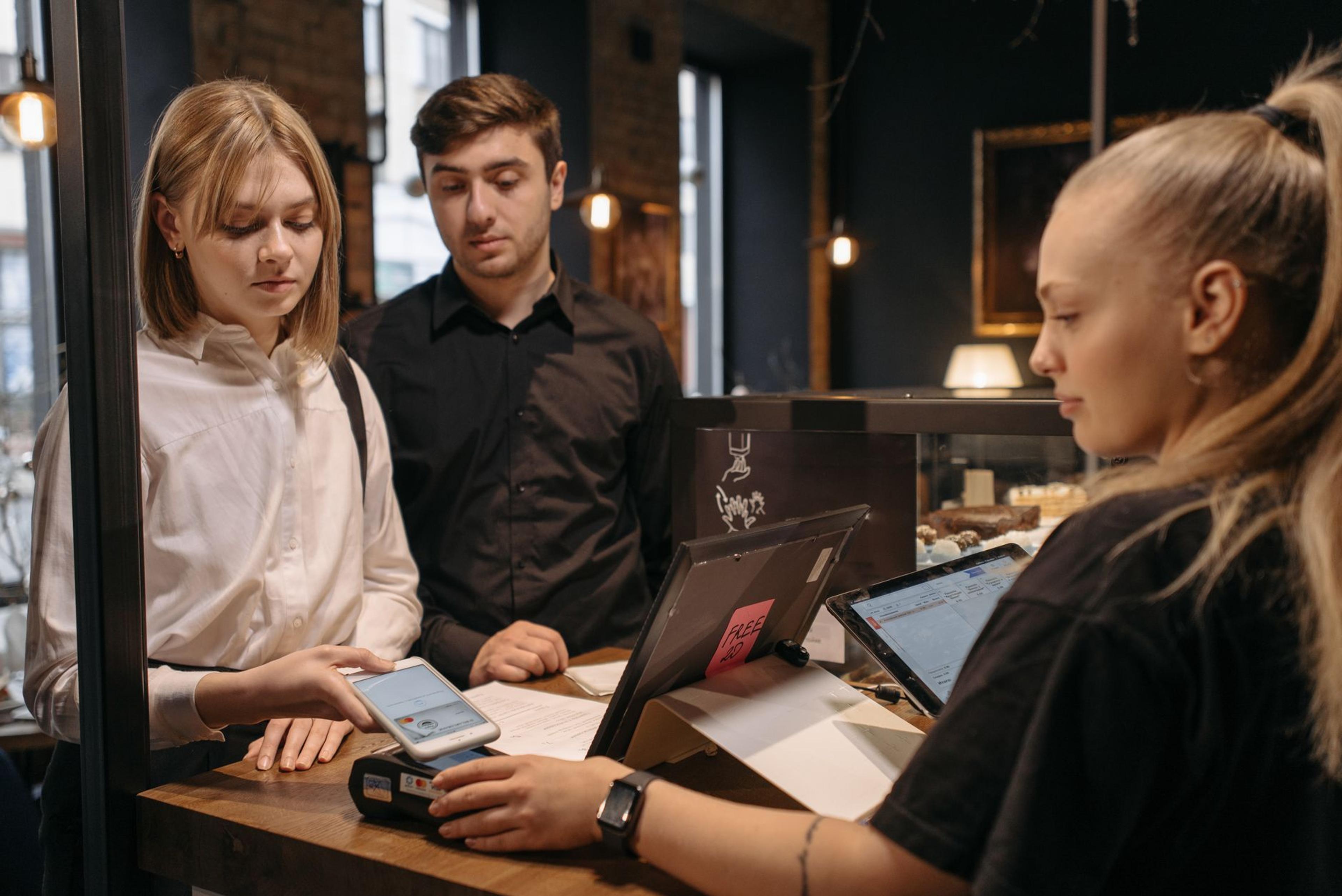 Apple Pay and Google Pay as Travel Wallet Funding Sources: Which QR Rails Actually Connect