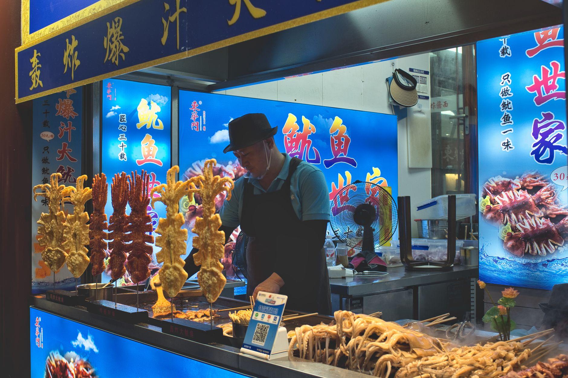 A Field Guide to Paying in China, Where Even the Street Musicians Take QR