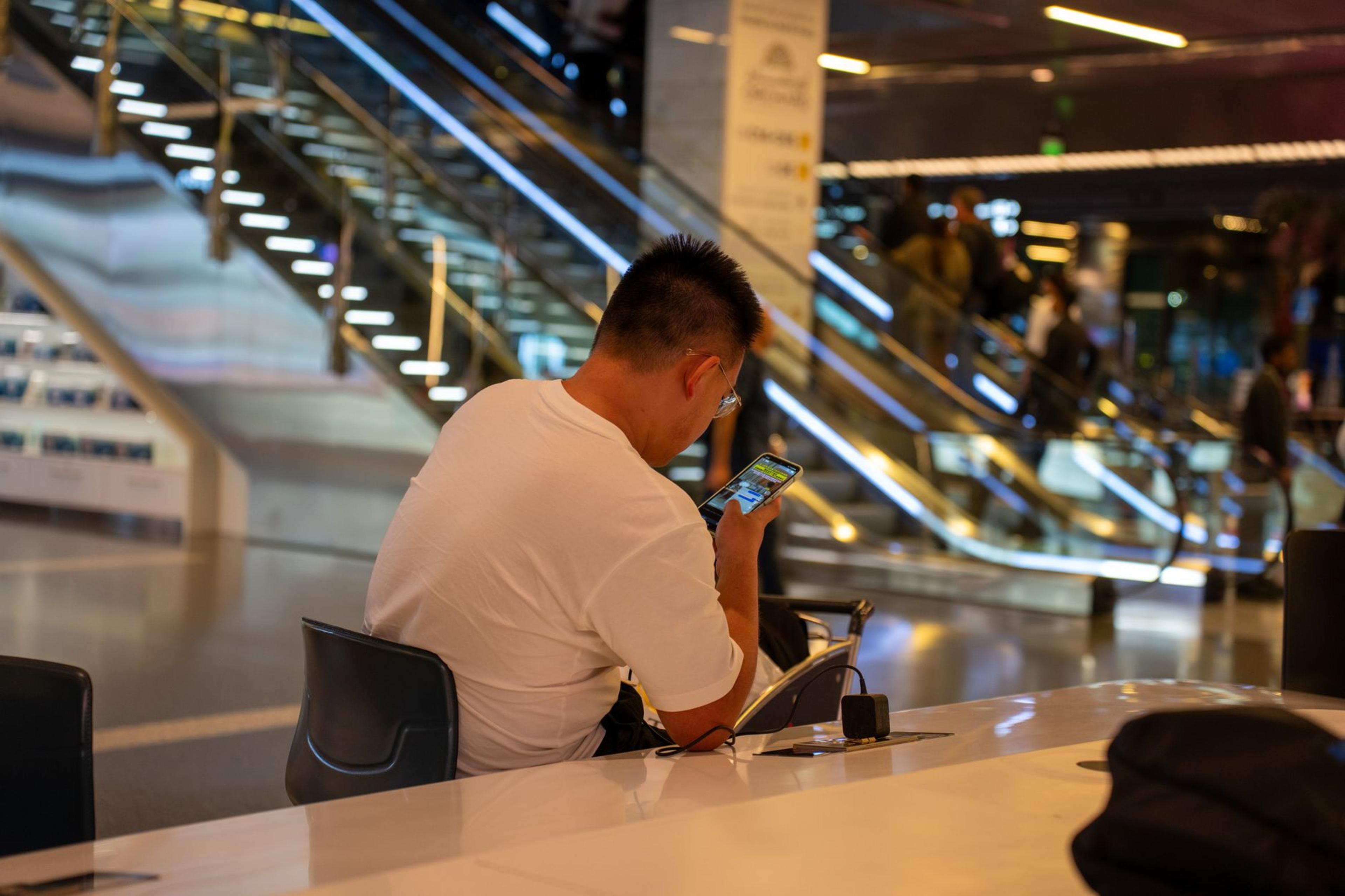 How Y Combinator Backing and FinCEN Registration Help Travelers Compare Travel Wallet Apps