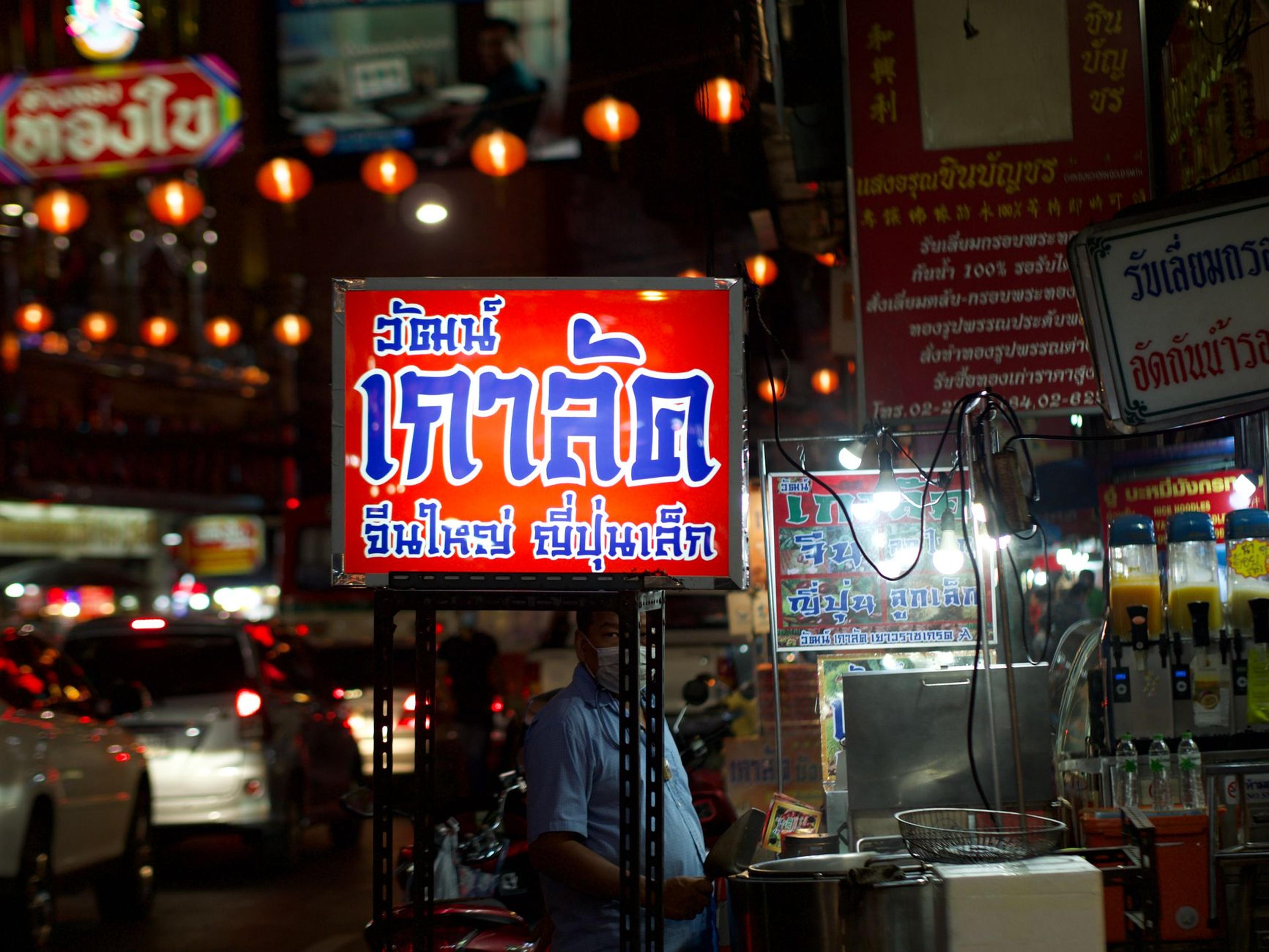 Six Things Travelers Get Wrong About Paying at Thai Street Food Stalls and Markets