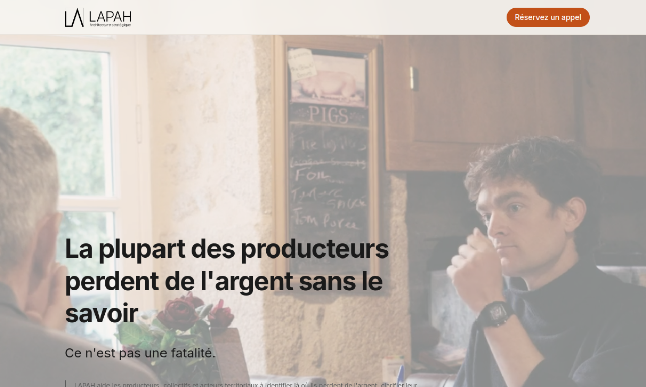 The Lapah homepage: two people talking at a farm kitchen table, under the headline "La plupart des producteurs perdent de l'argent sans le savoir".