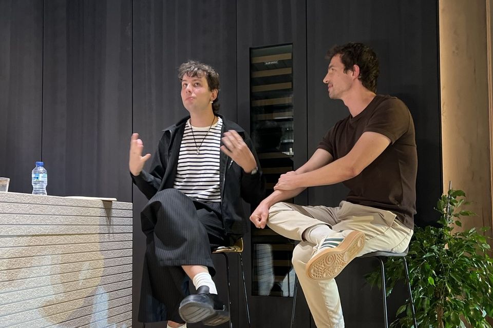 Vicent Molins y Diego Blanco Prieto durante la conversación «¿De quién es la ciudad?» alrededor de la cocina de Studio2.