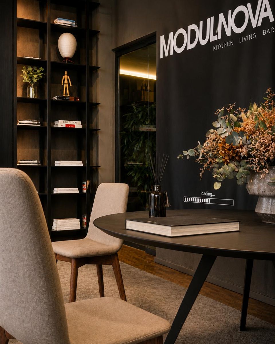 Interior del flagship MODULNOVA Valencia en Calle del Mar 42 con sistemas de cocina y materiales de diseño italiano