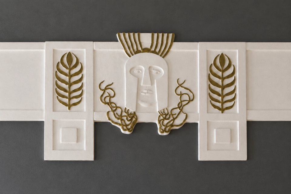 Relieve cerámico decorativo recuperado en el interior de Studio2, en la calle del Mar de València.