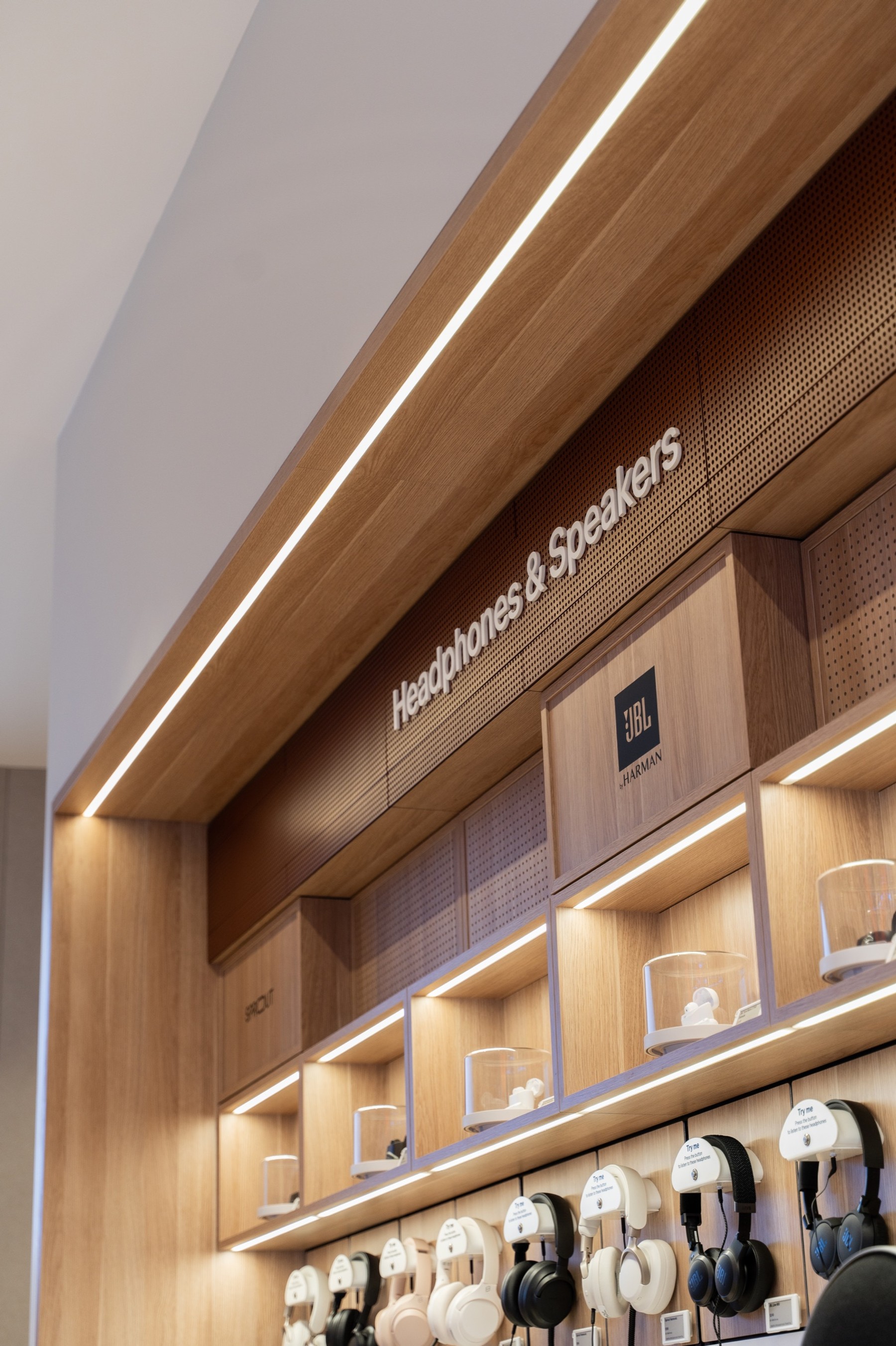 Telstra Coomera — retail fitout (8)