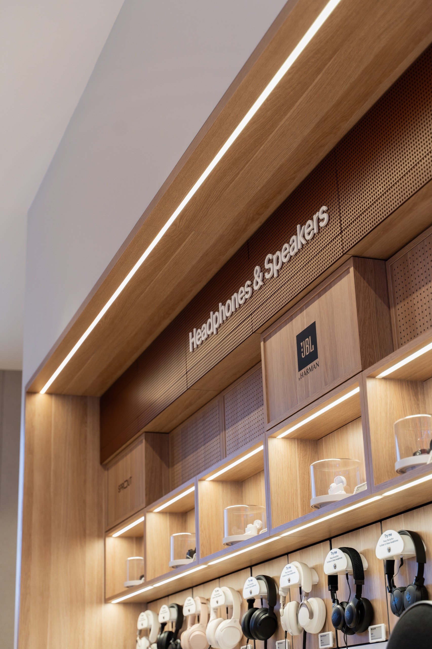 Telstra Coomera — retail fitout (8)
