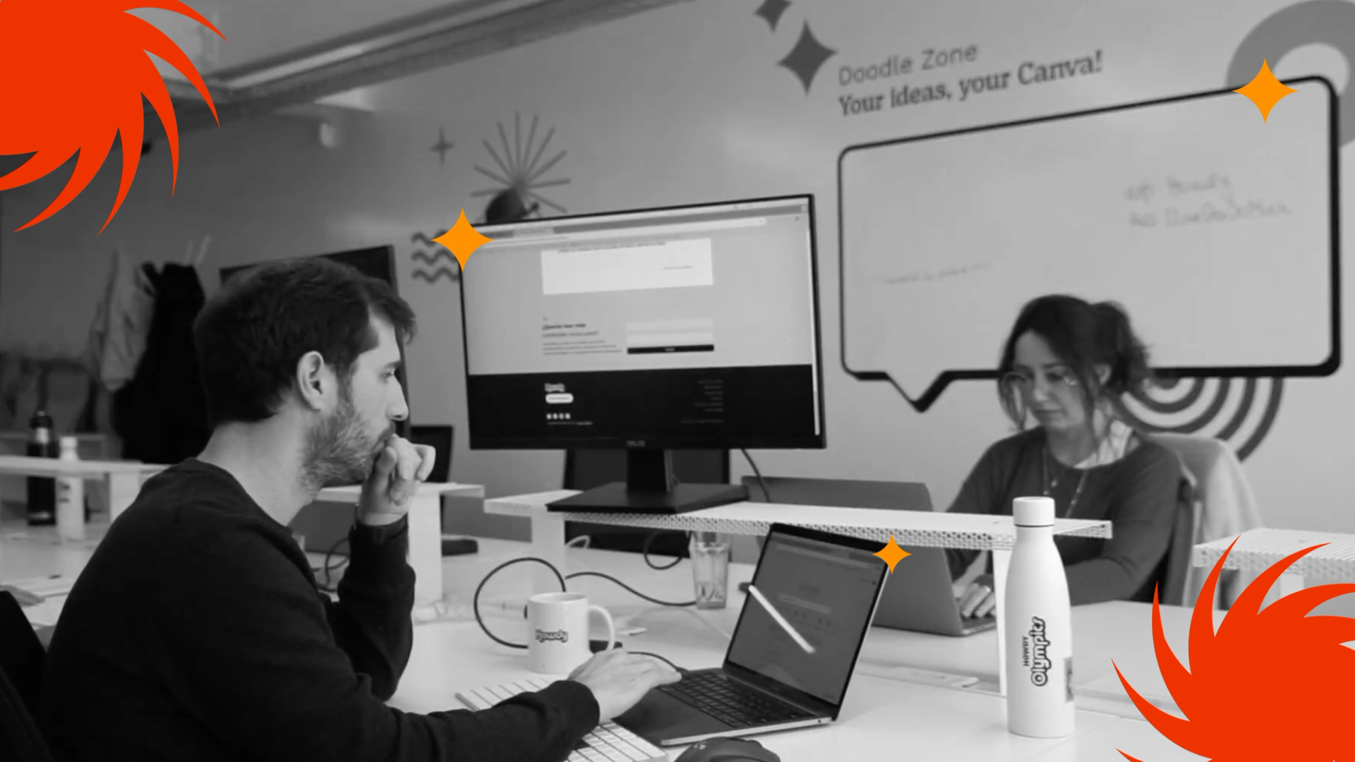 Expertos en tecnología trabajando