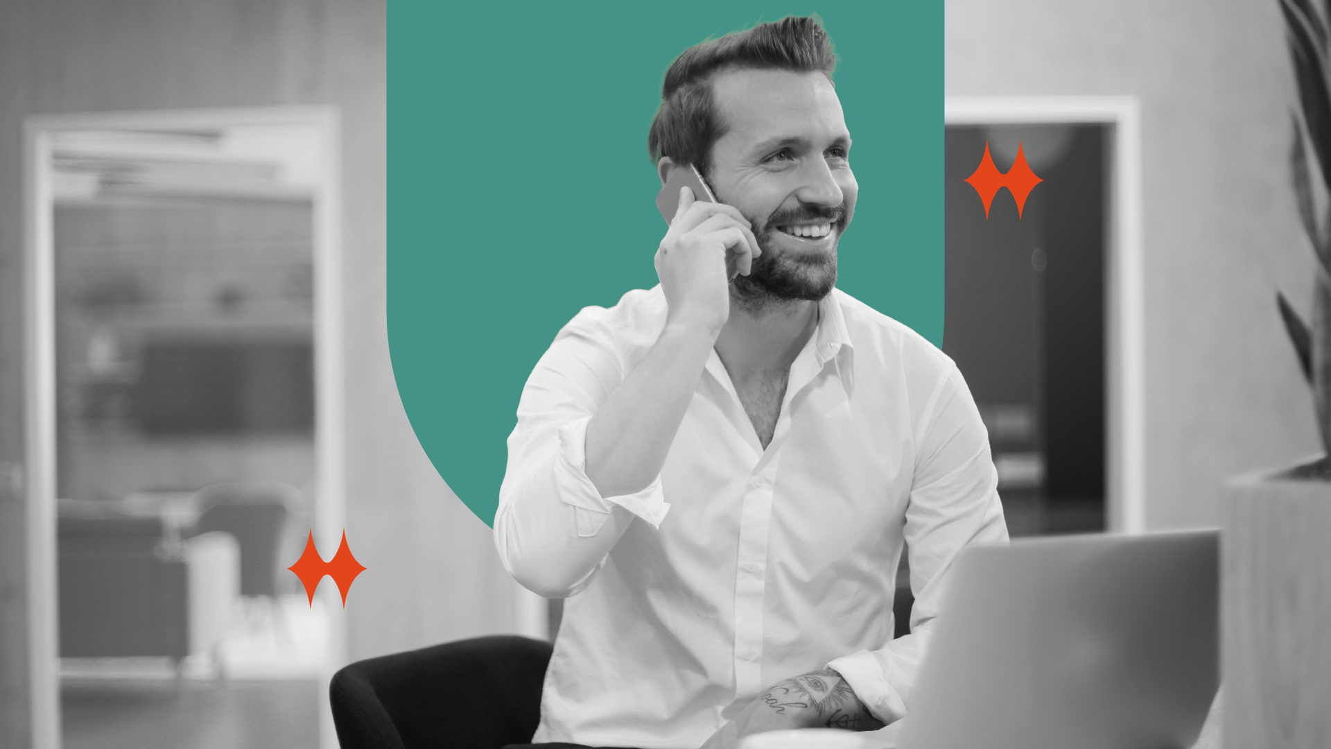 Gerente hablando por teléfono