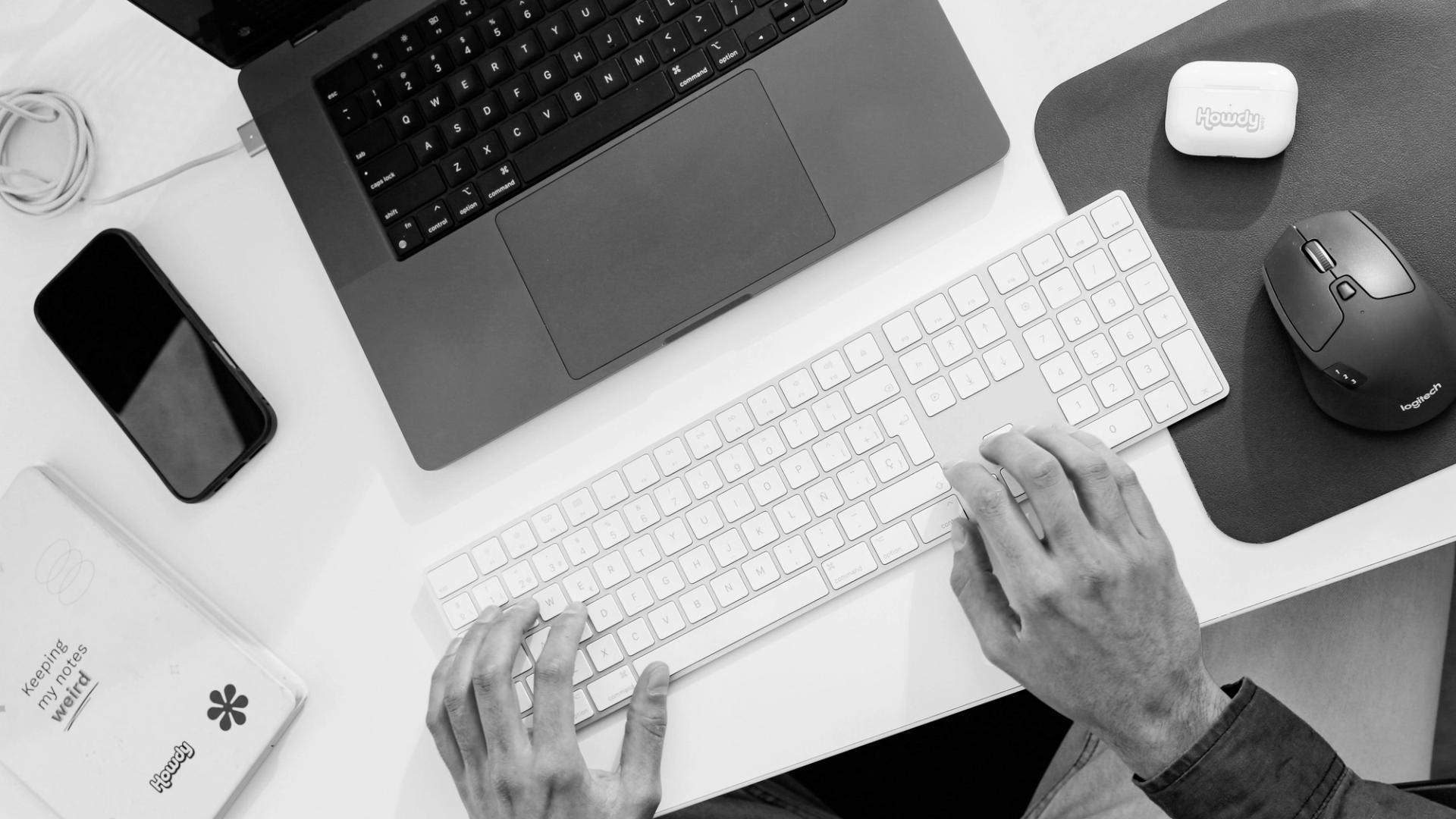 Manos de un desarrollador codeando