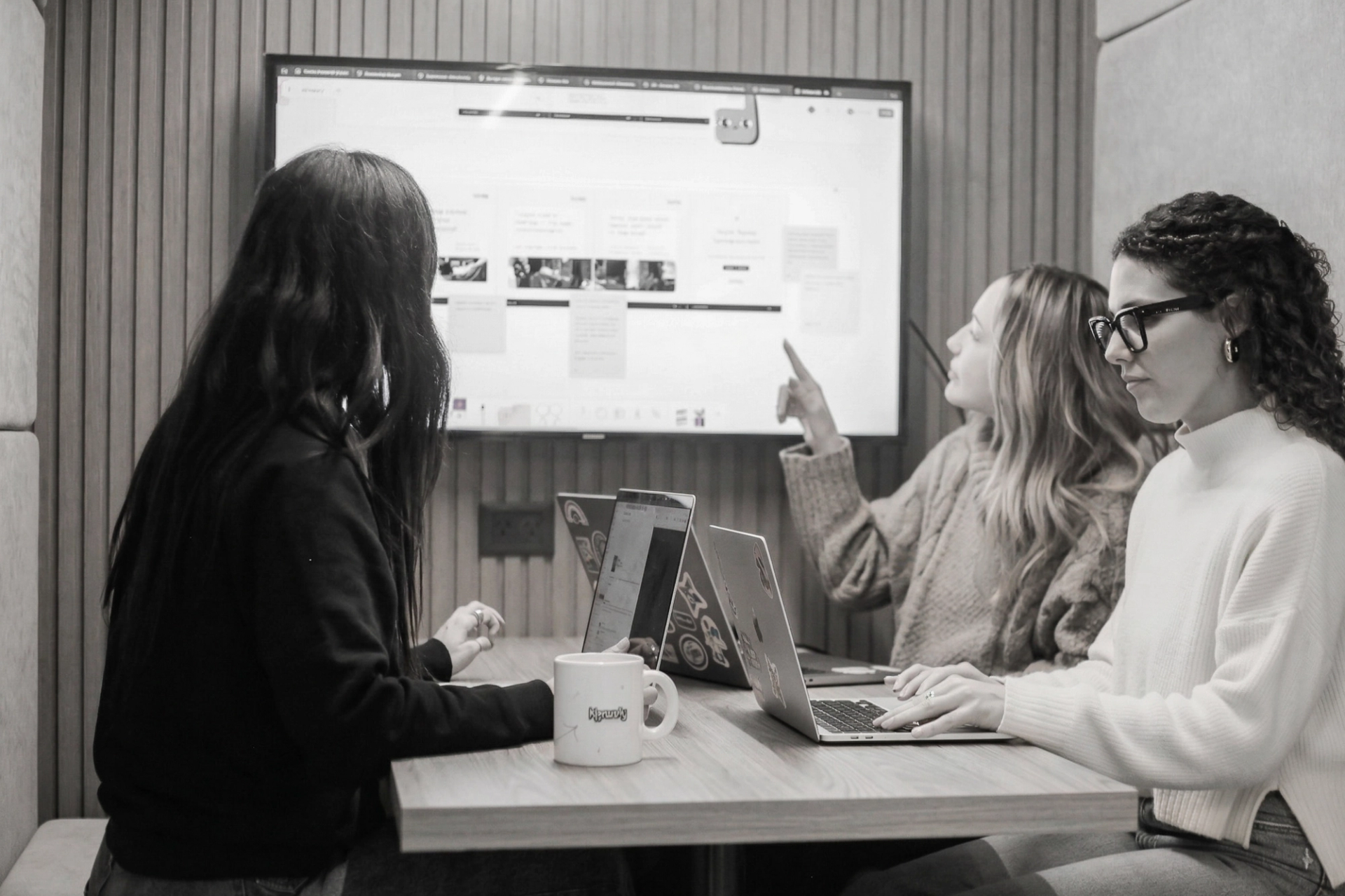 Equipo de desarrollo de software trabajando