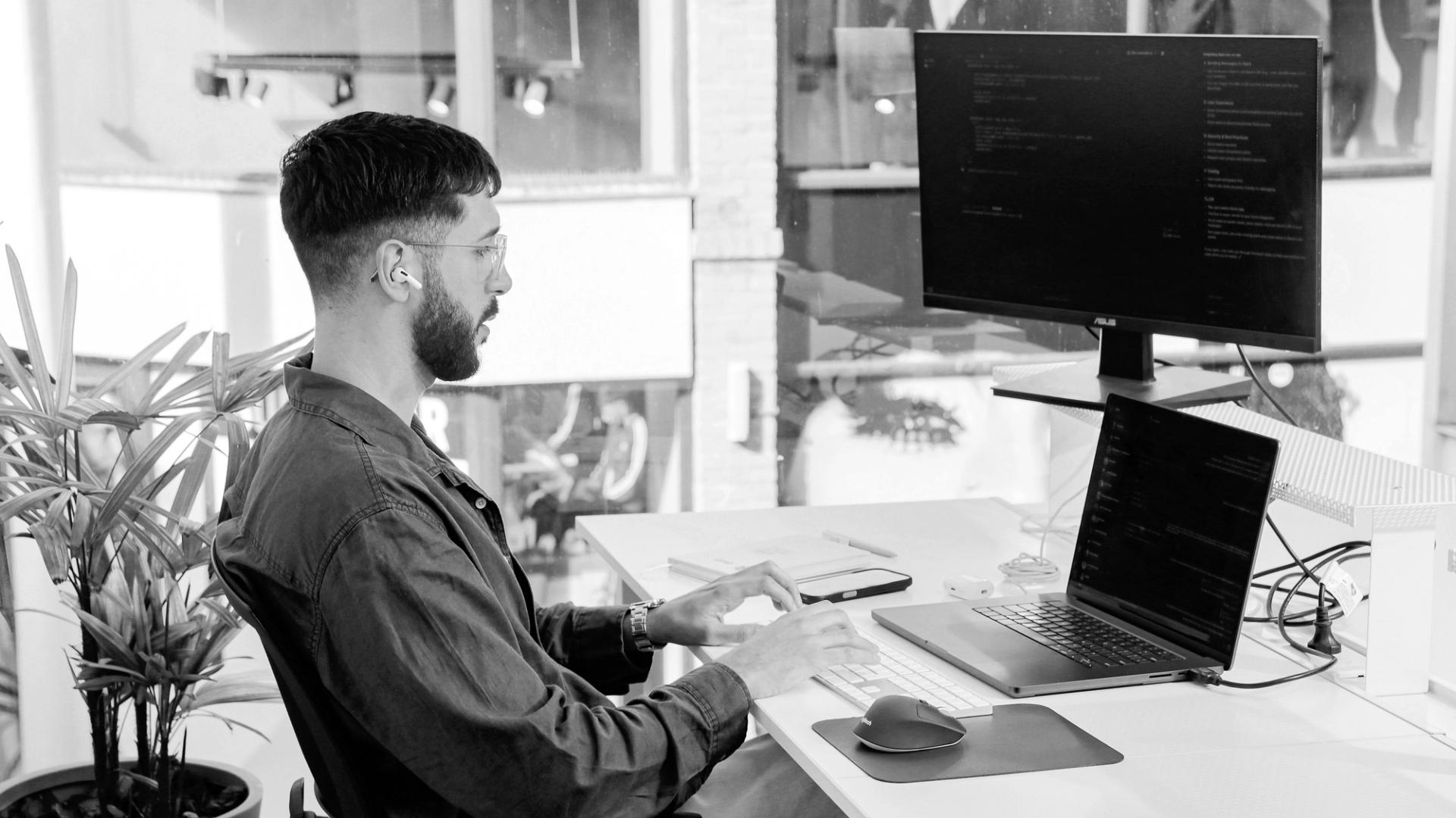 Desarrollador de software usando una IA para codear