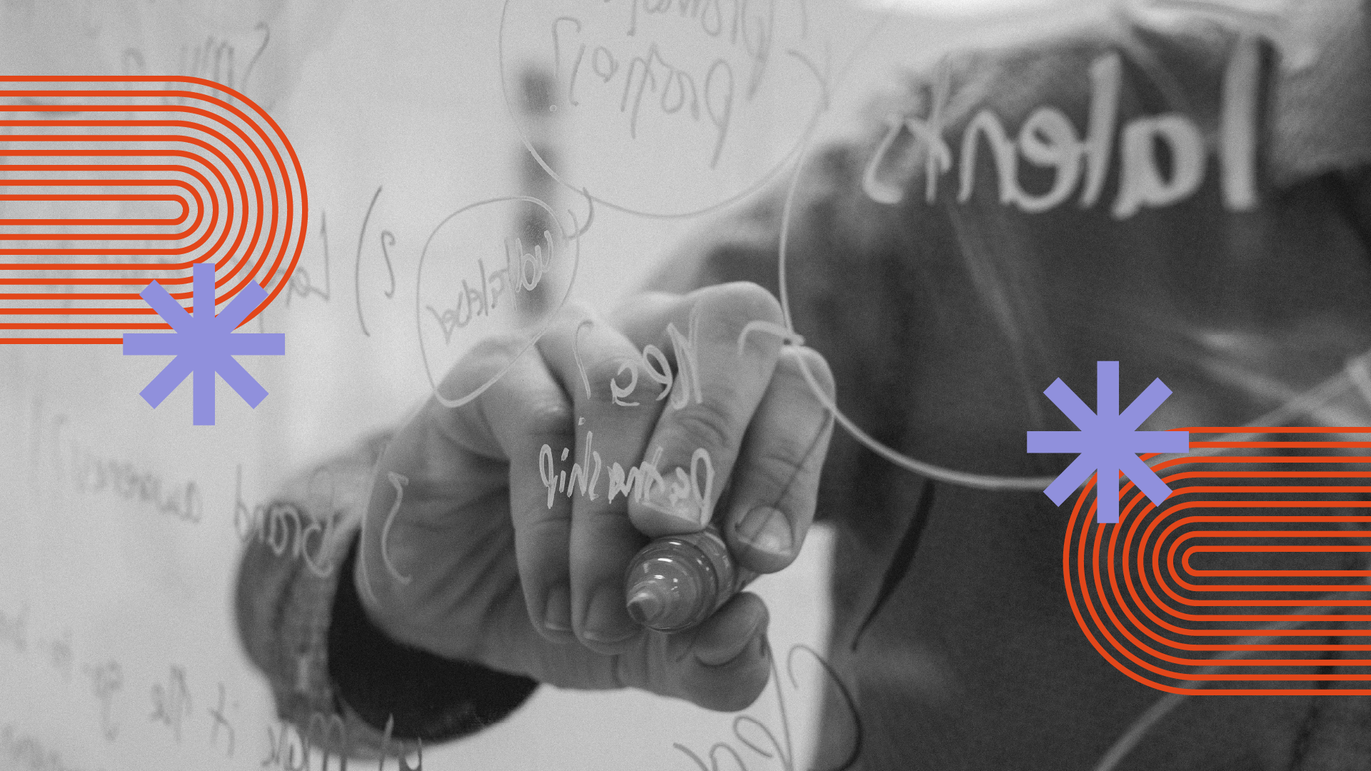 Mano de una persona escribiendo en una pizarra de un proyecto