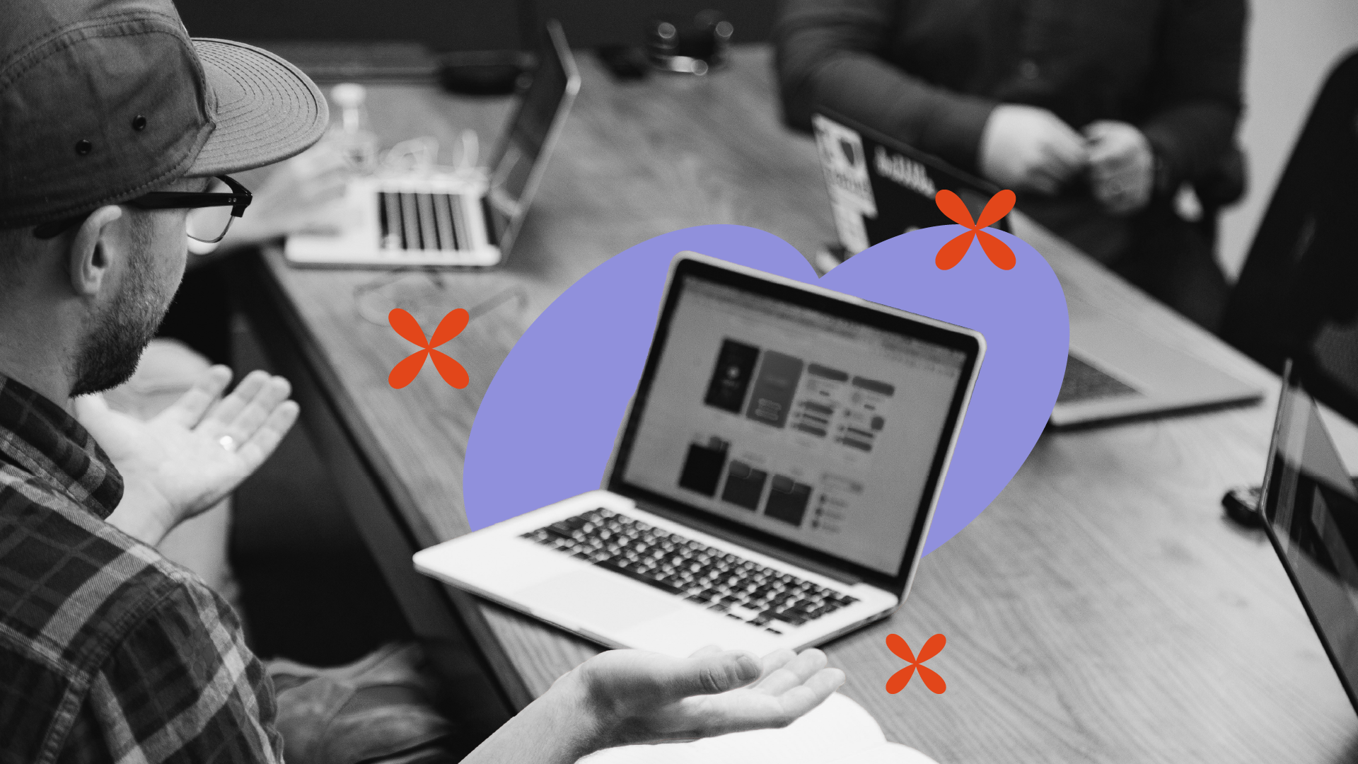 Desarrollador de software exponiendo una idea en una reunión