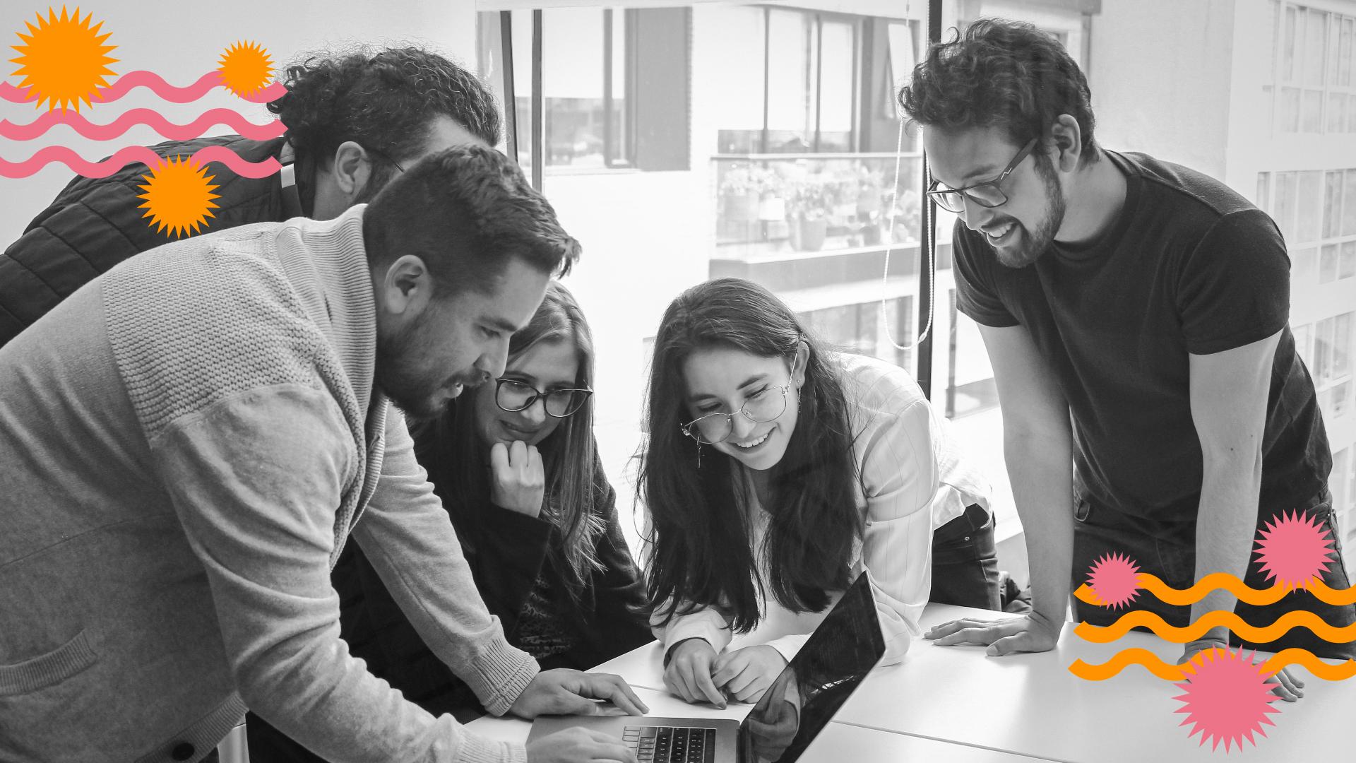 Equipo de tecnología trabajando juntos en un proyecto