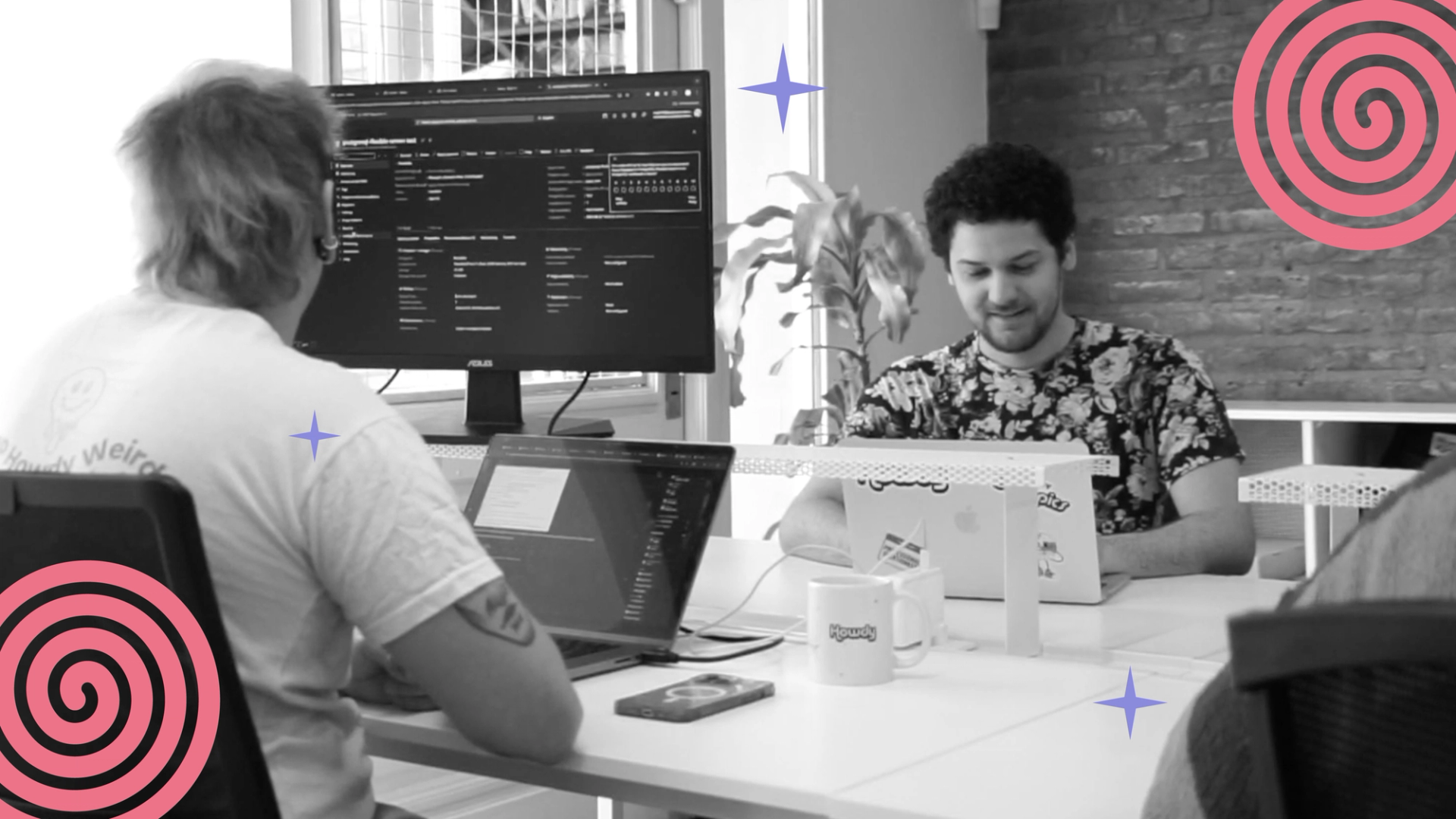 Dos desarrolladores de software trabajando