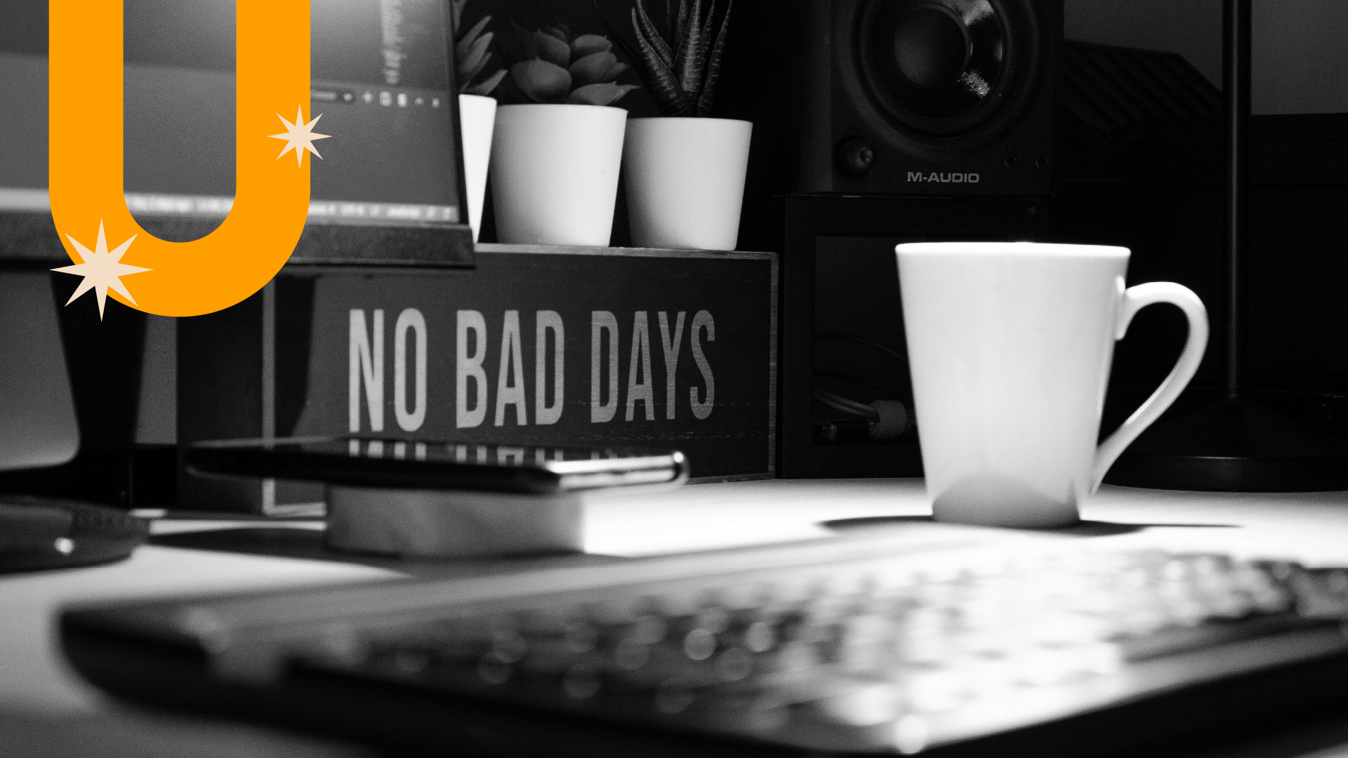 Taza de café en el escritorio de un trabajador remoto