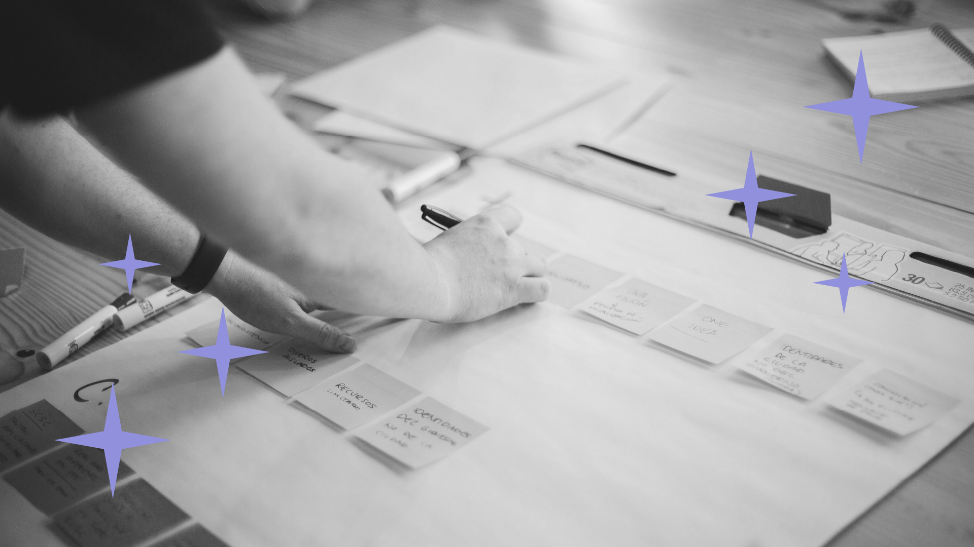 Persona armando un plan de negocio