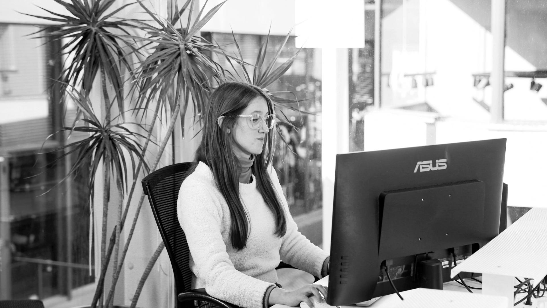 Desarrolladora de software trabajando de forma remota