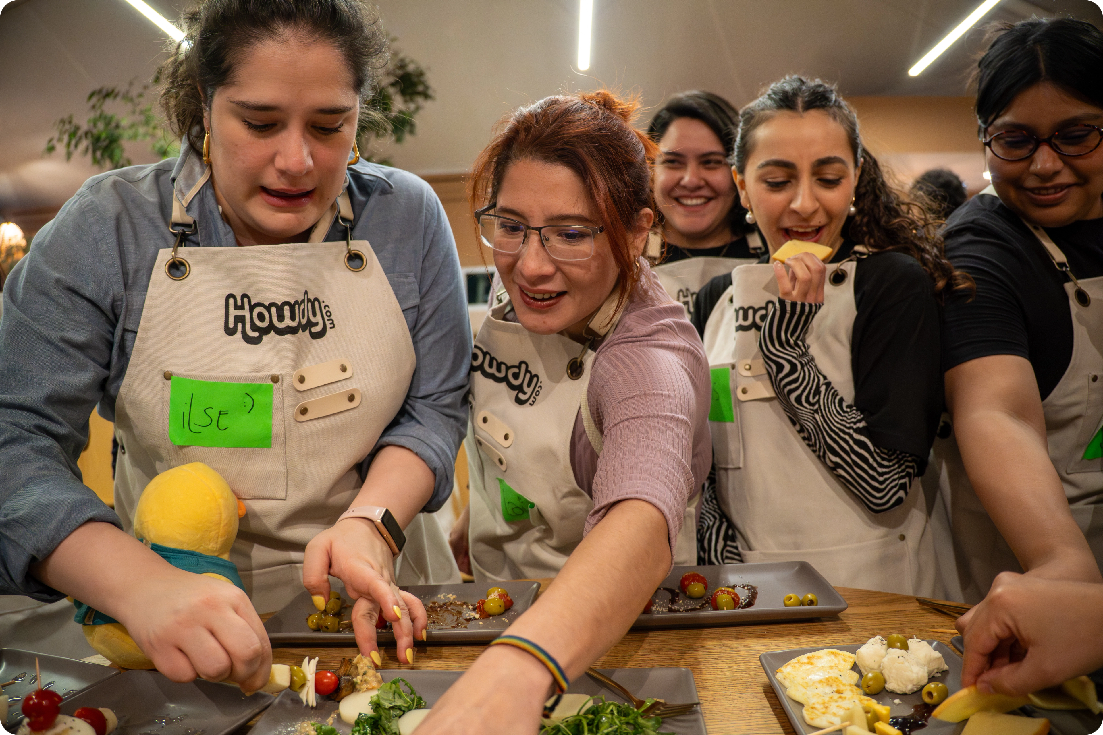 Desarrolladoras de software participando de evento de empresa de tecnología