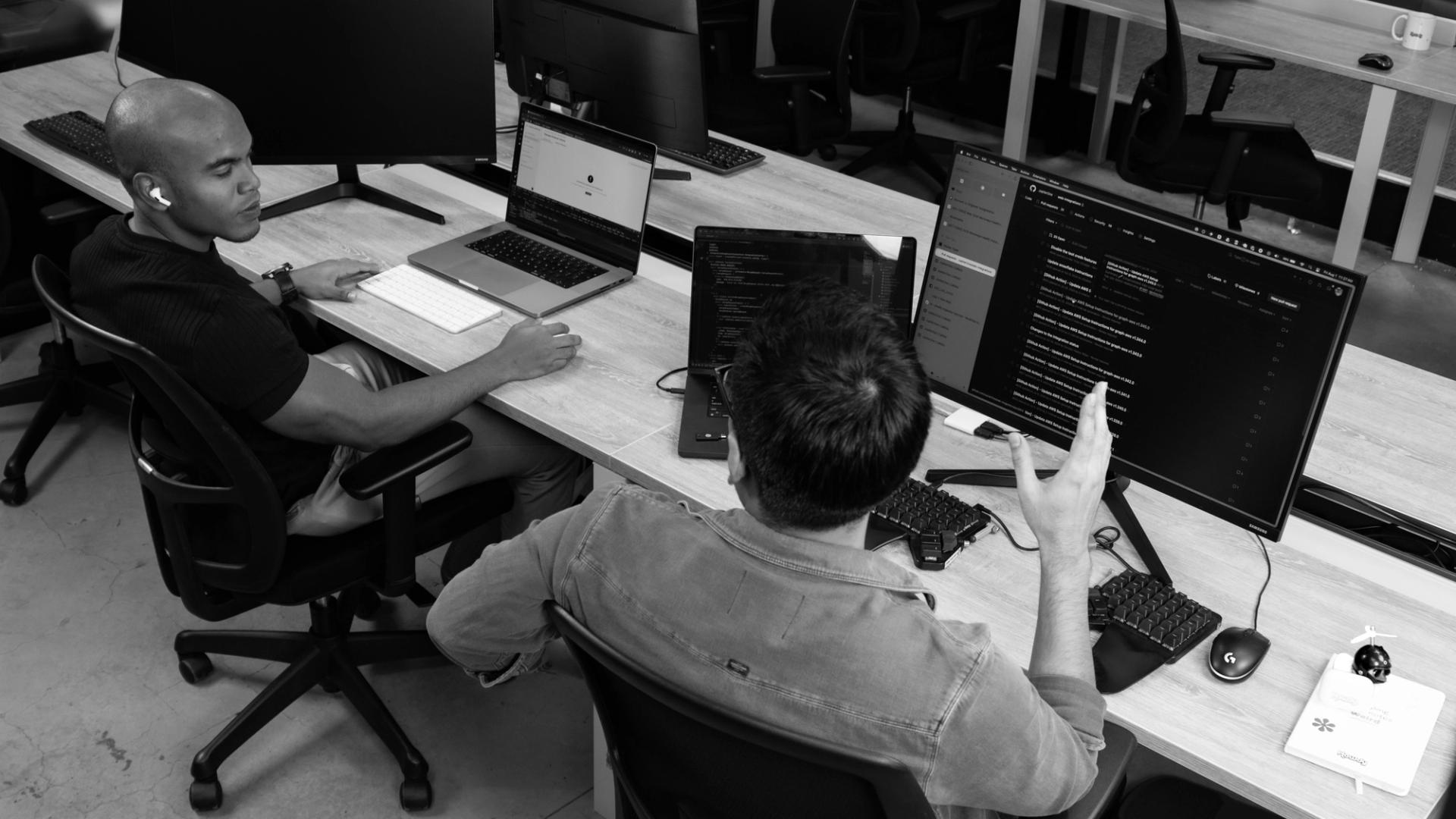 Equipo de programadores hablando de IA