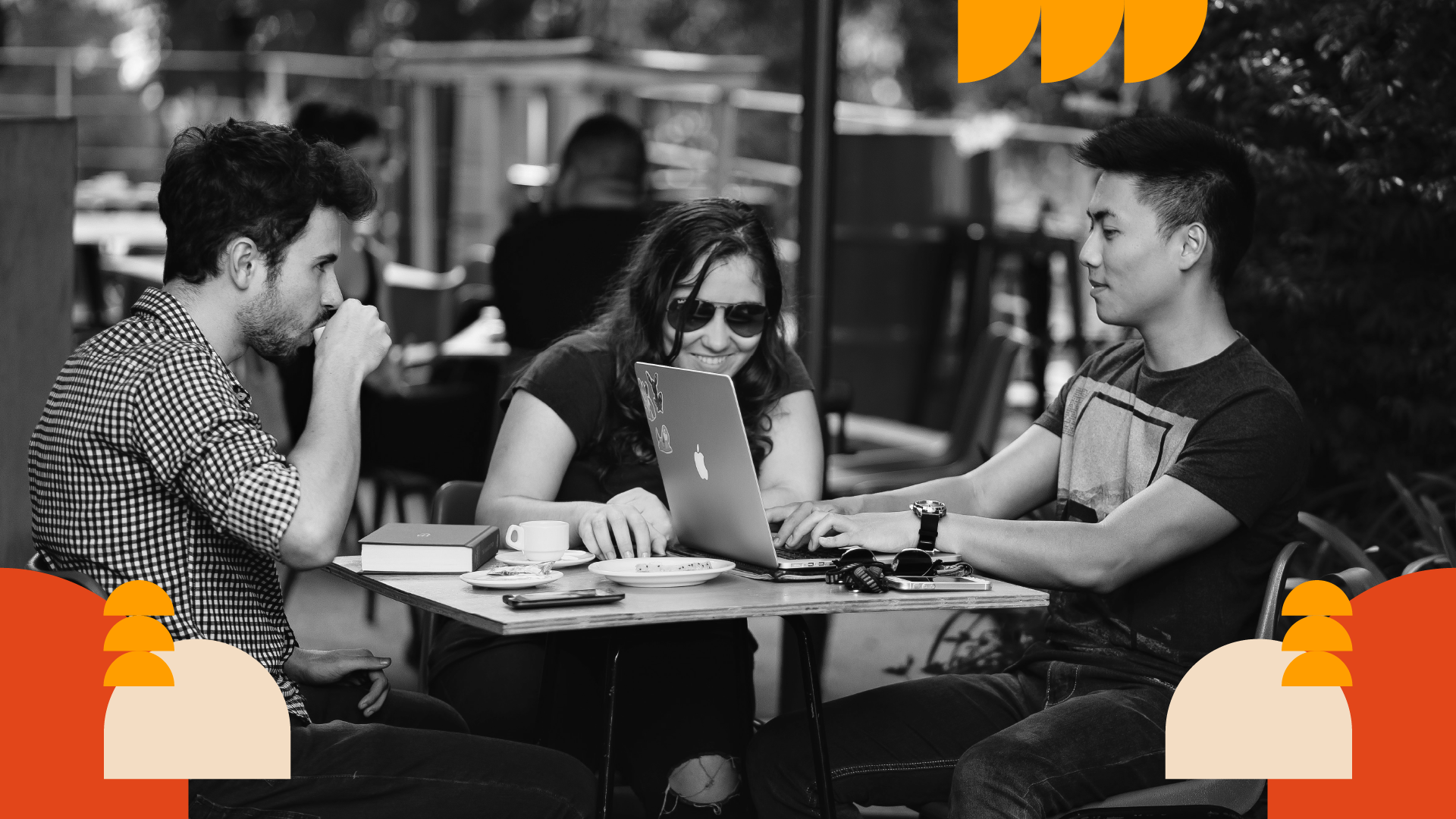 Grupo de compañeros de trabajo pasando tiempo fuera de la oficina