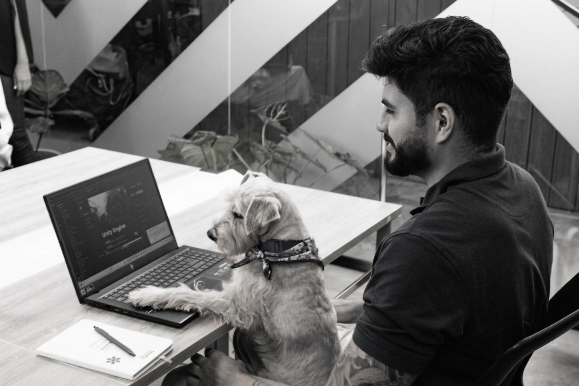 Programador con su perro en la oficina