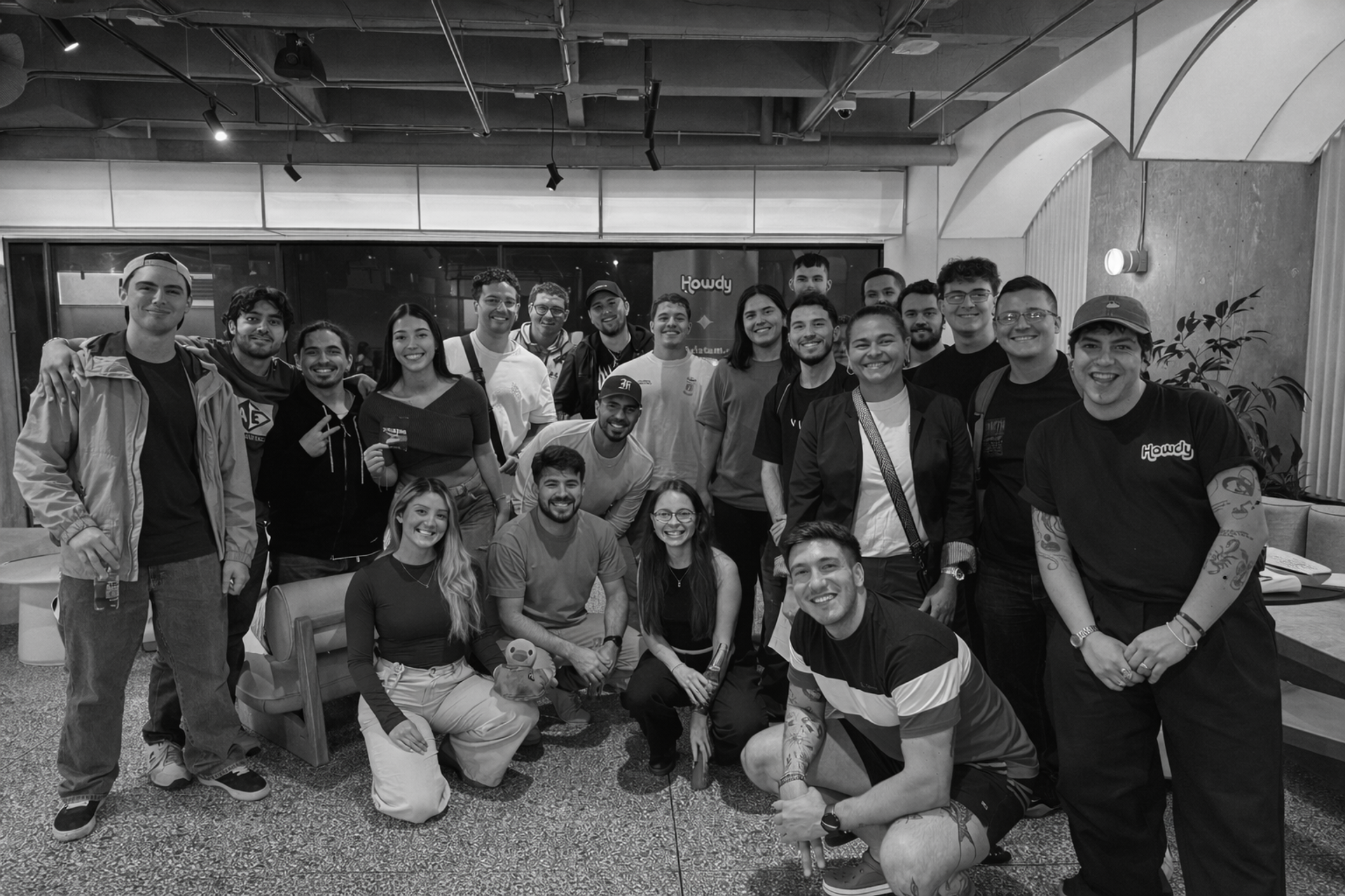 Grupo de desarrolladores de software en un evento