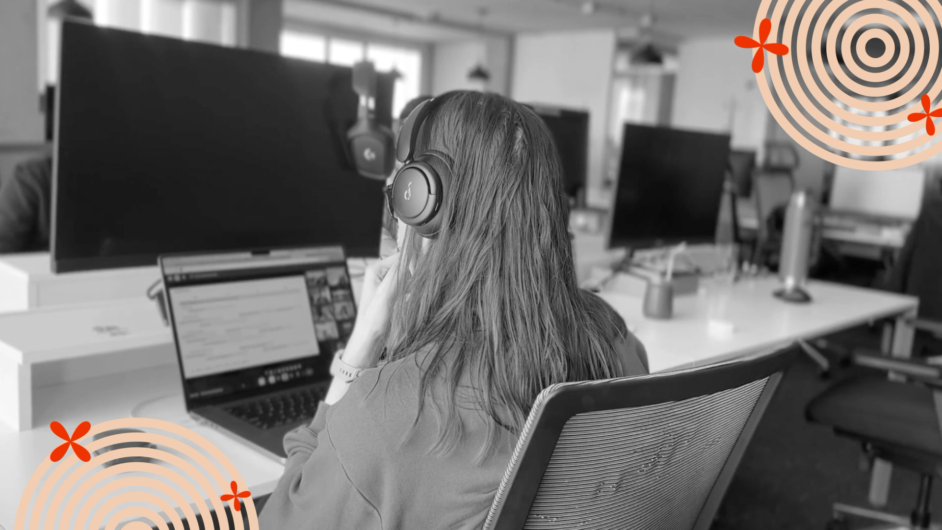 Persona concentrada en su trabajo intentando ser productiva