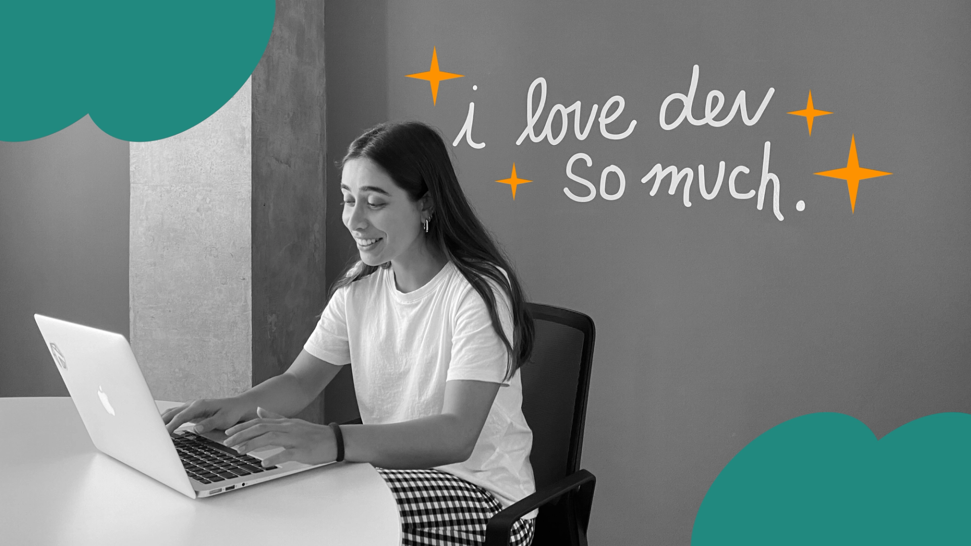 Desarrolladora de software trabajando 