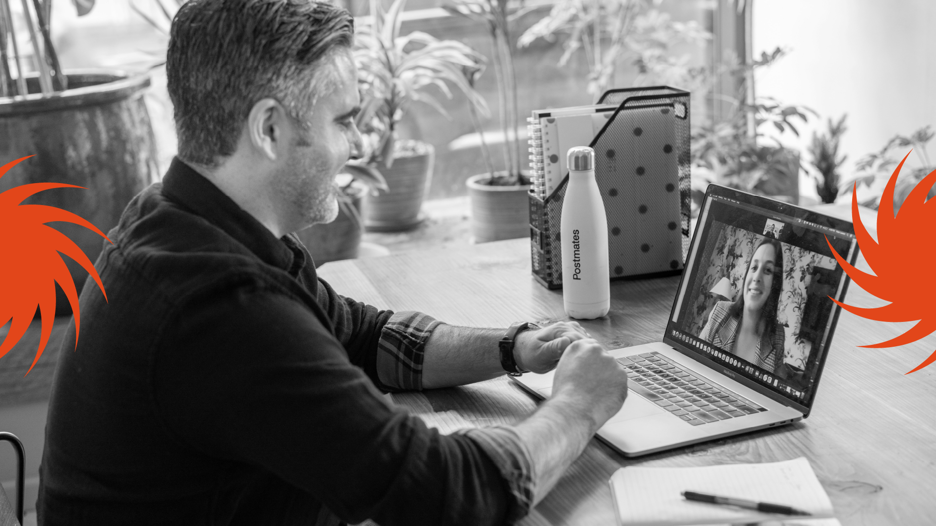 Hombre teniendo una entrevista para un trabajo remoto
