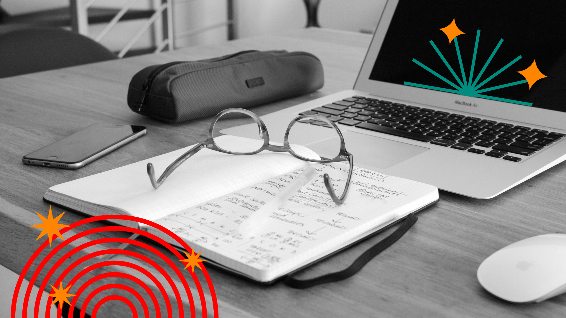 Persona tomando notas de un UX research en un cuaderno