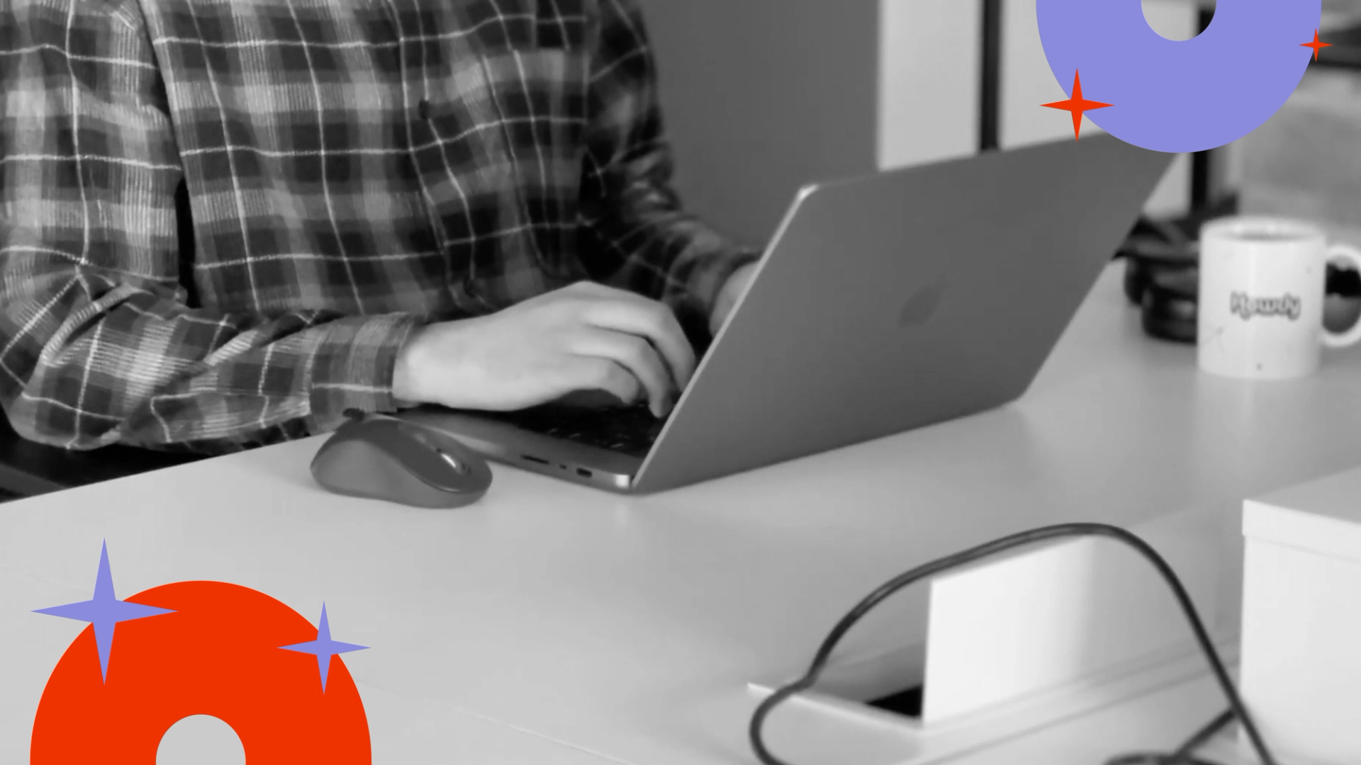 Persona escribiendo en su laptop