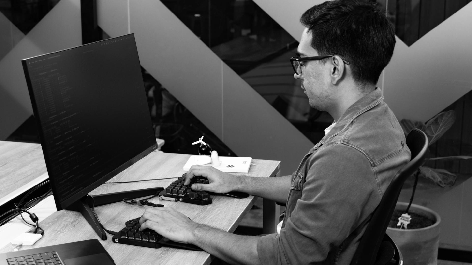 Developer trabajando con un agente de IA