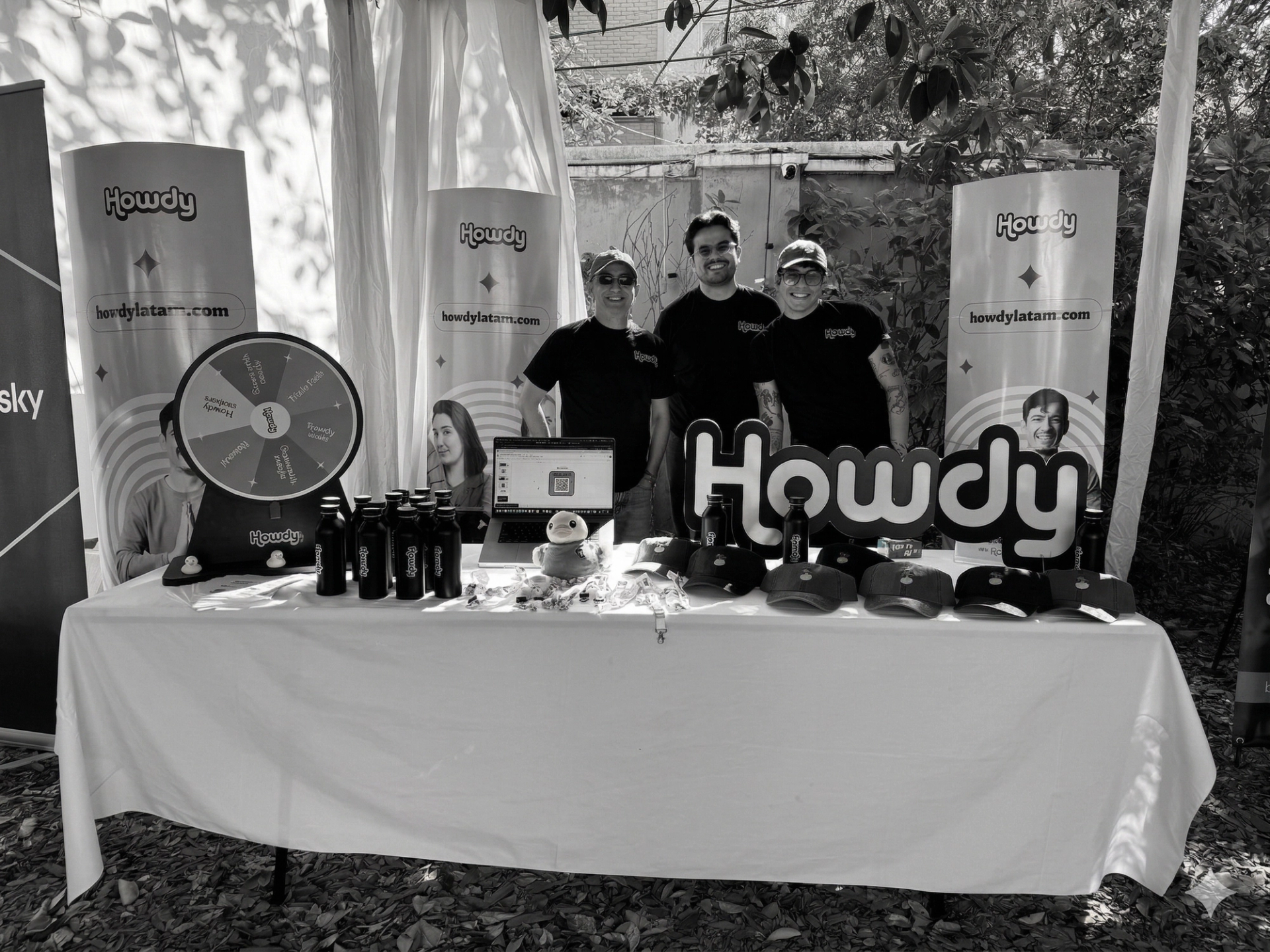 Stand de Howdy en evento de tecnología