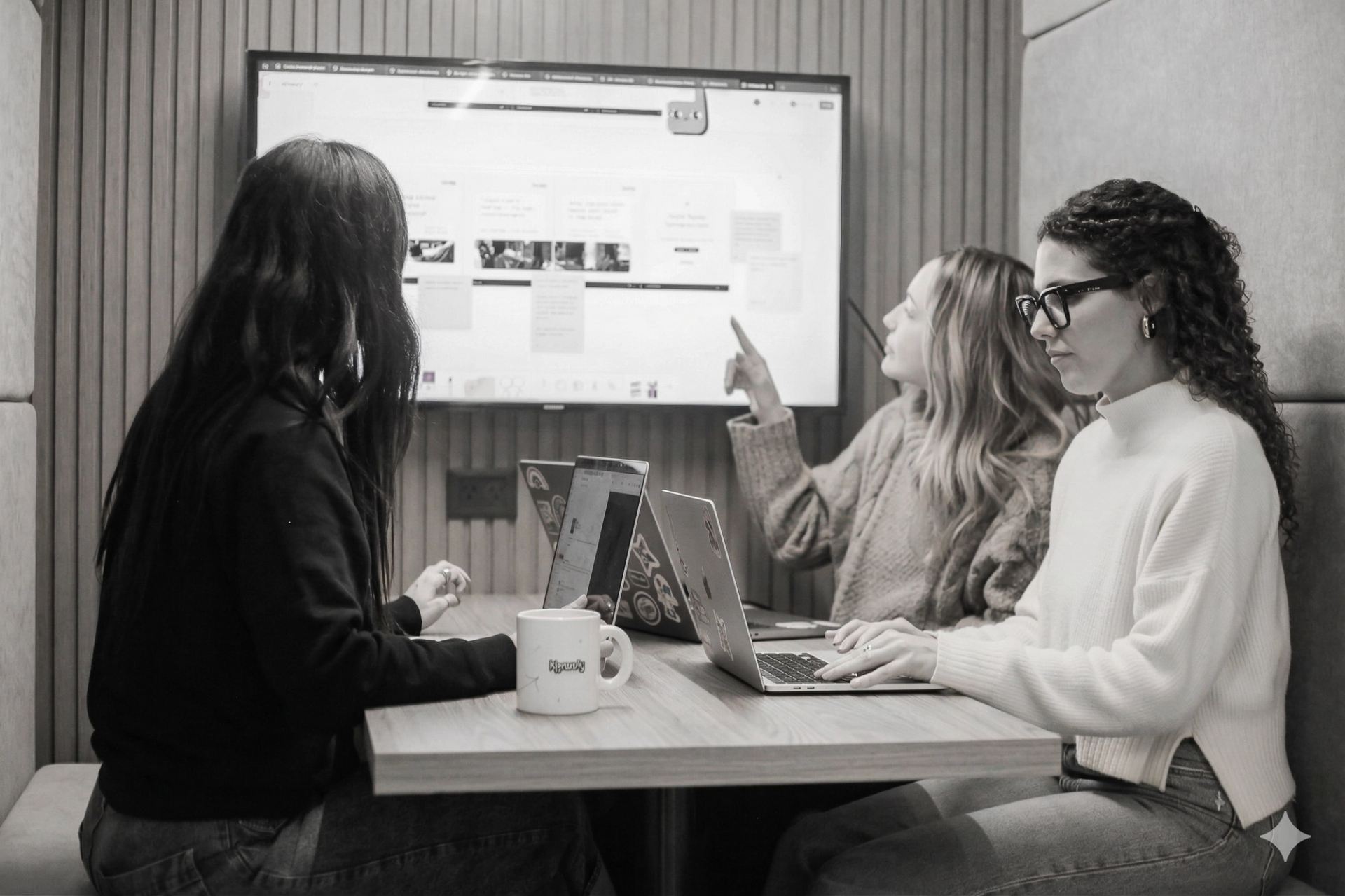 Equipo de desarrollo de software trabajando