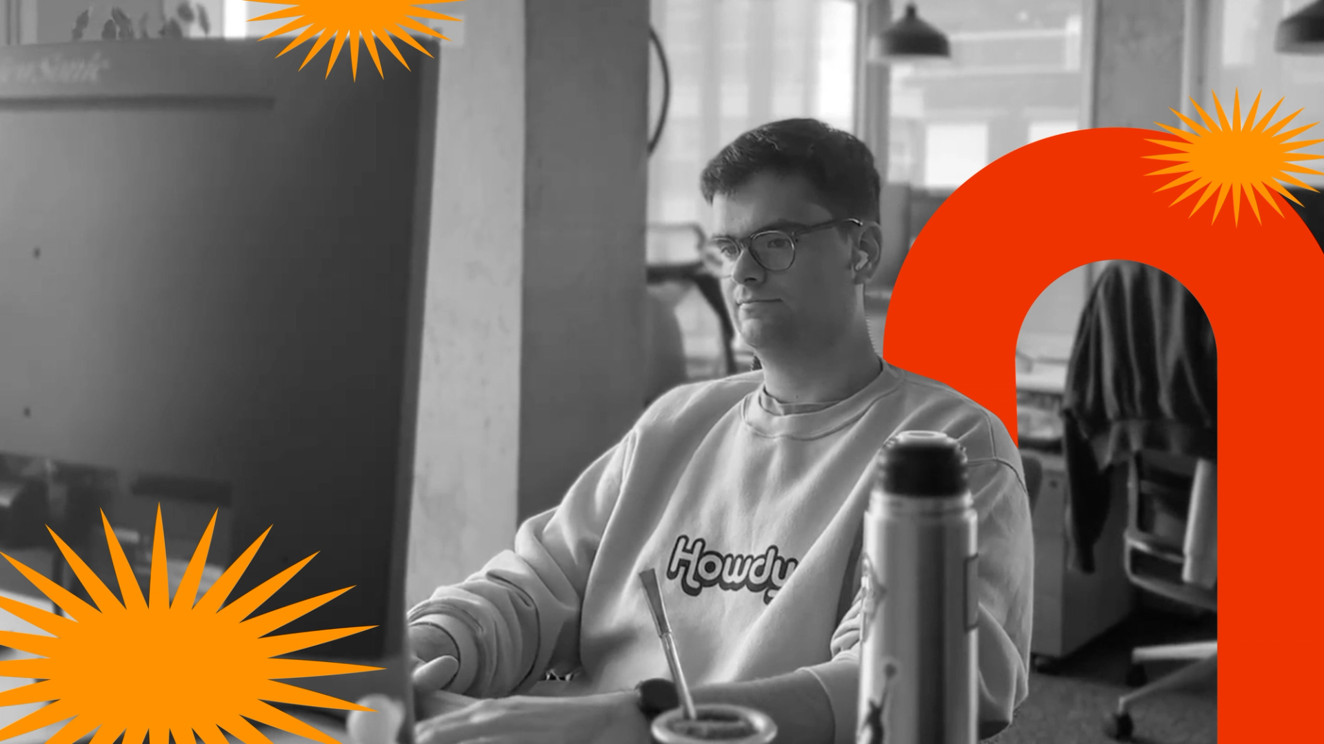 Desarrollador de software conversando con un agente de IA