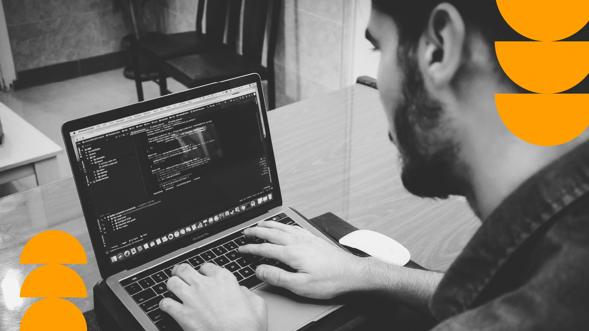 Desarrollador de software trabajando en una línea de código