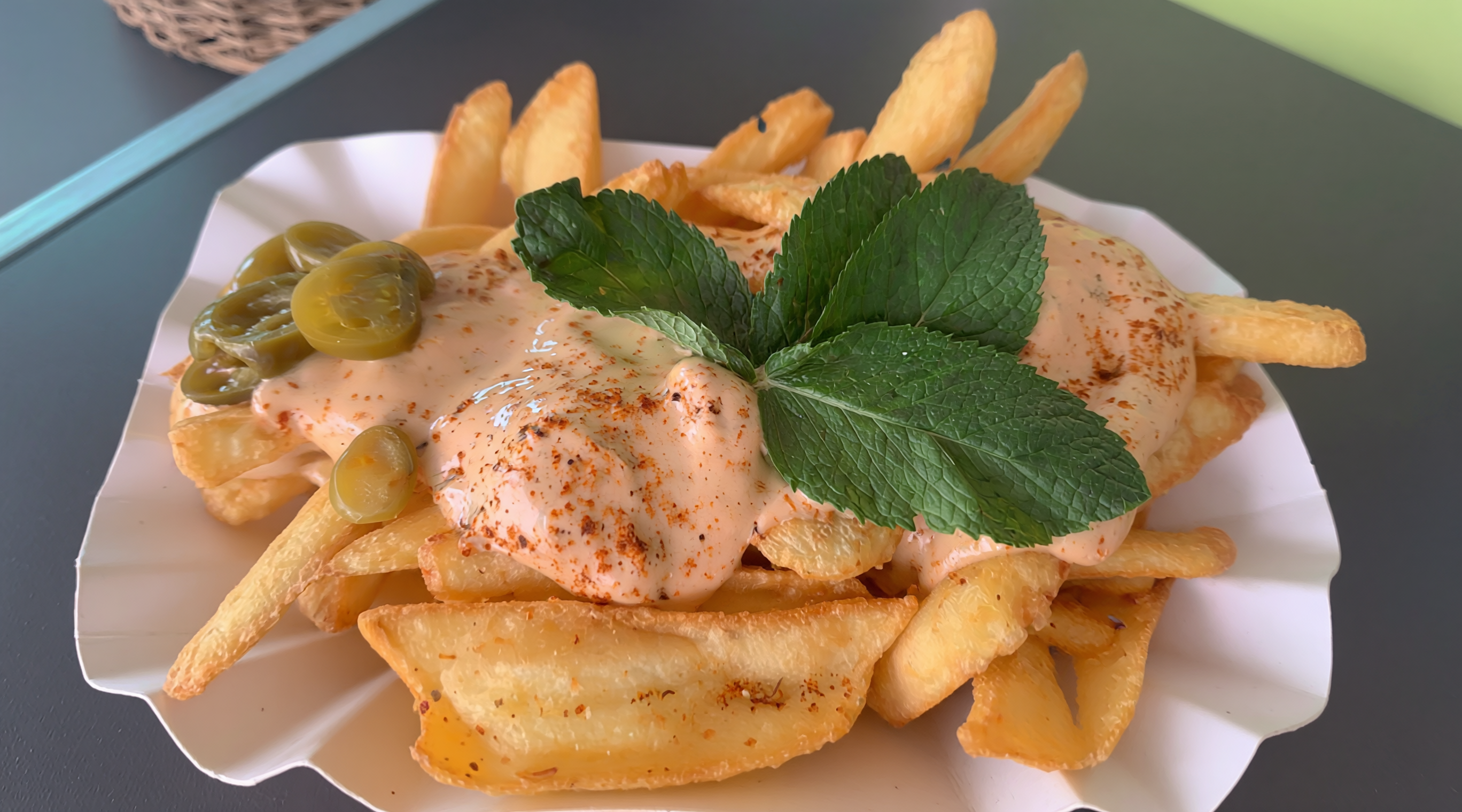 Pommes mit selbstgemachten Soßen