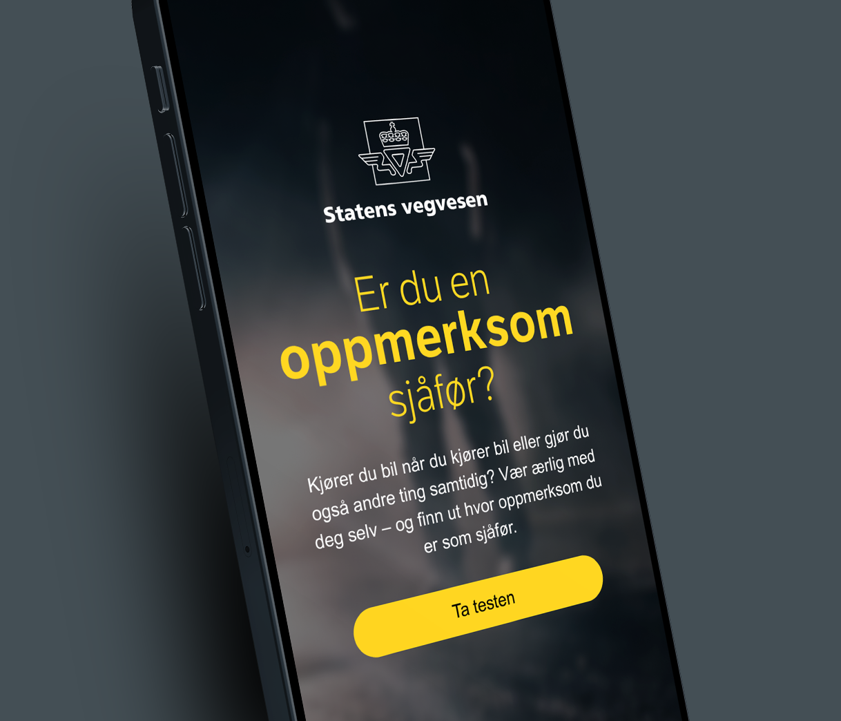 Mann sitter på mobil i bil