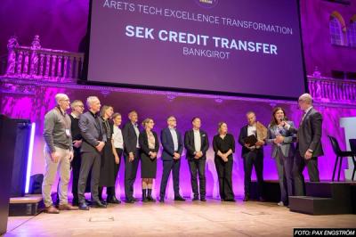 Frontwalker presents transformation award to Bankgirot