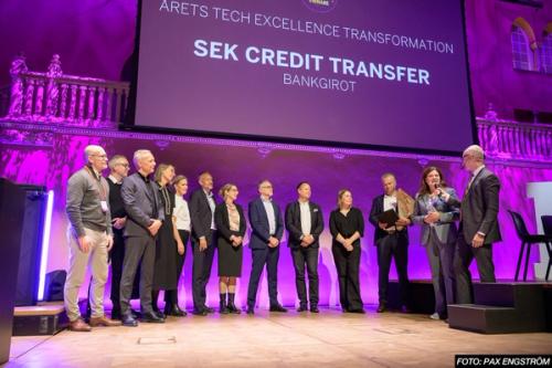 Frontwalker presents transformation award to Bankgirot