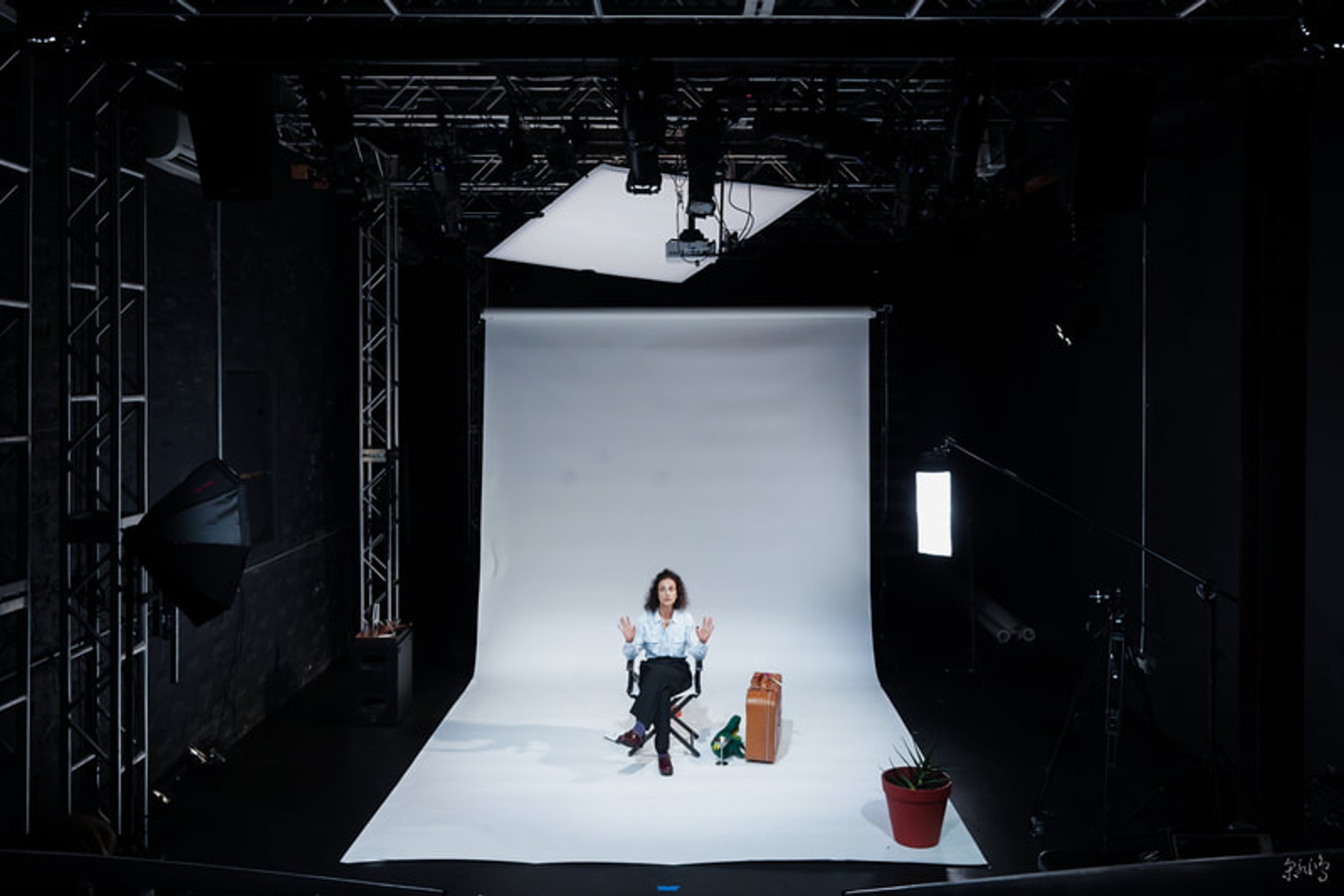 Iranian Girlfriend — scenic design