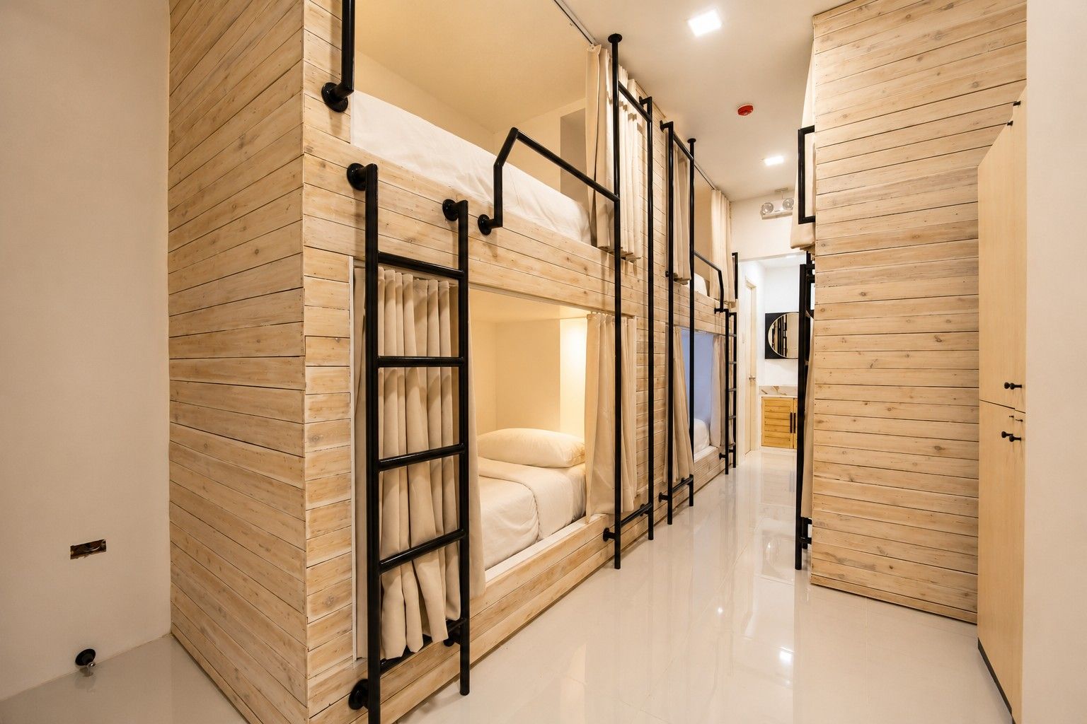 6-Bed Mixed Dorm - Thumbnail 5