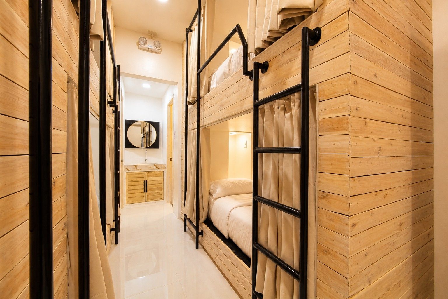 6-Bed Mixed Dorm - Thumbnail 6