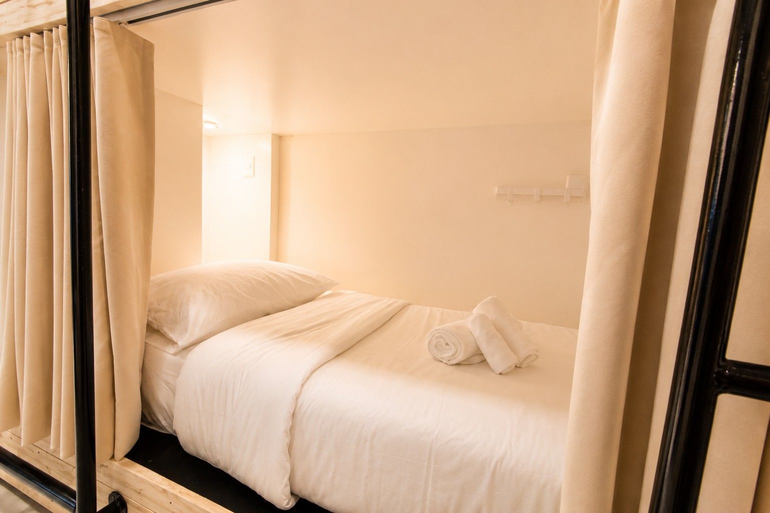 6-Bed Mixed Dorm - Thumbnail 2