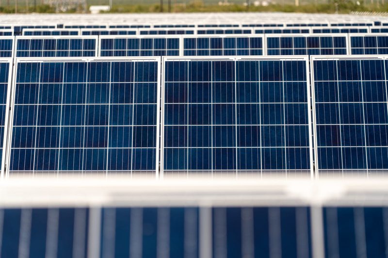 There will be plenty of solar panels being made to limit global warming to 1.5 degrees by 2030, provided they are used (Jonathan Cutrer/Flickr)