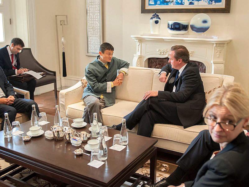 Jack Ma speaks with then-Prime Minister of the UK David Cameron (Photo: Number 10/Flickr)