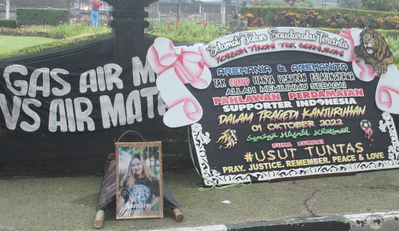Calls for an investigation and a tribute to those killed near the Malang town hall (Duncan Graham)